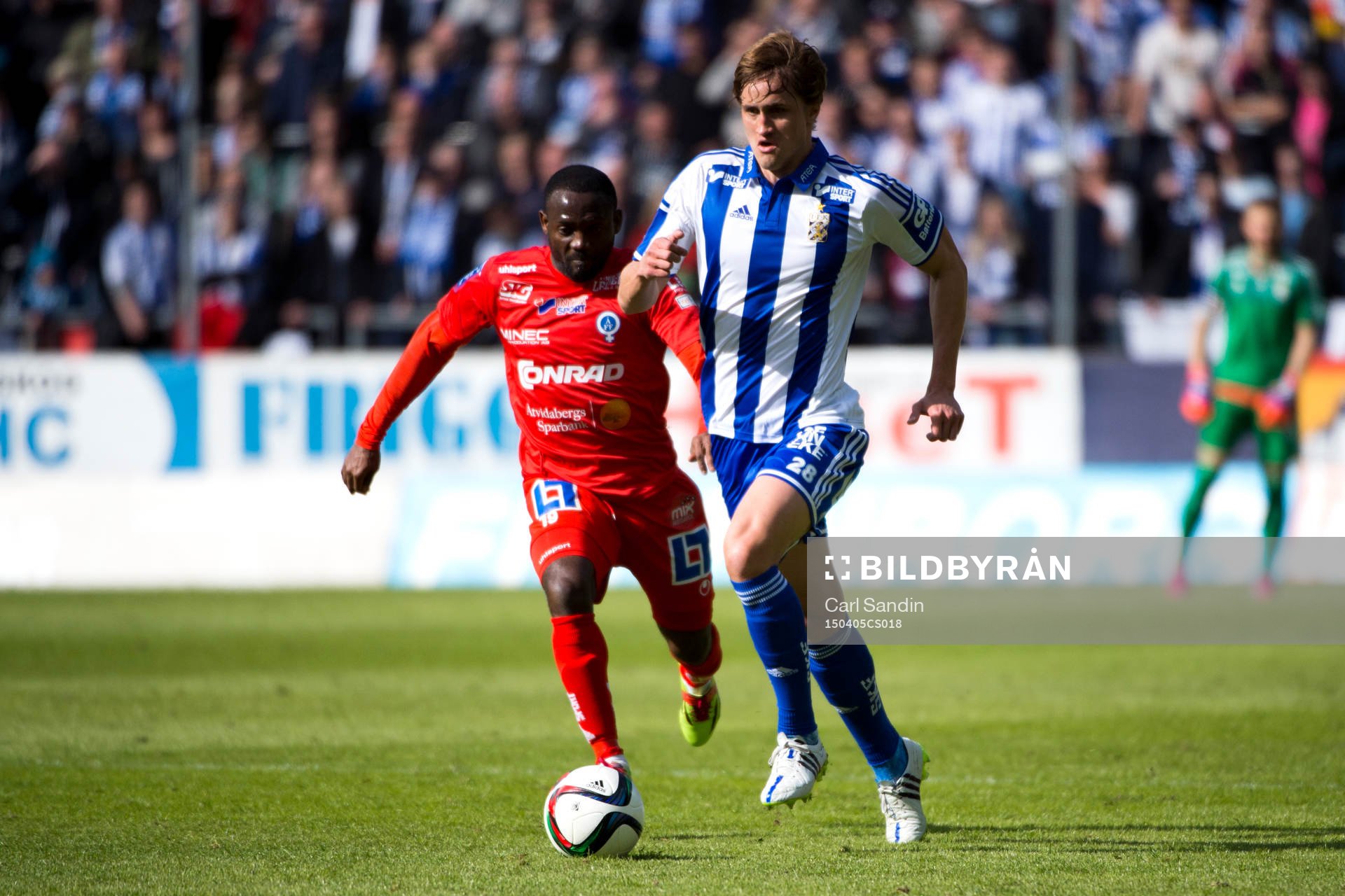 Åtvidabergs John Owoeri jagar IFK Göteborgs Thomas Rogne