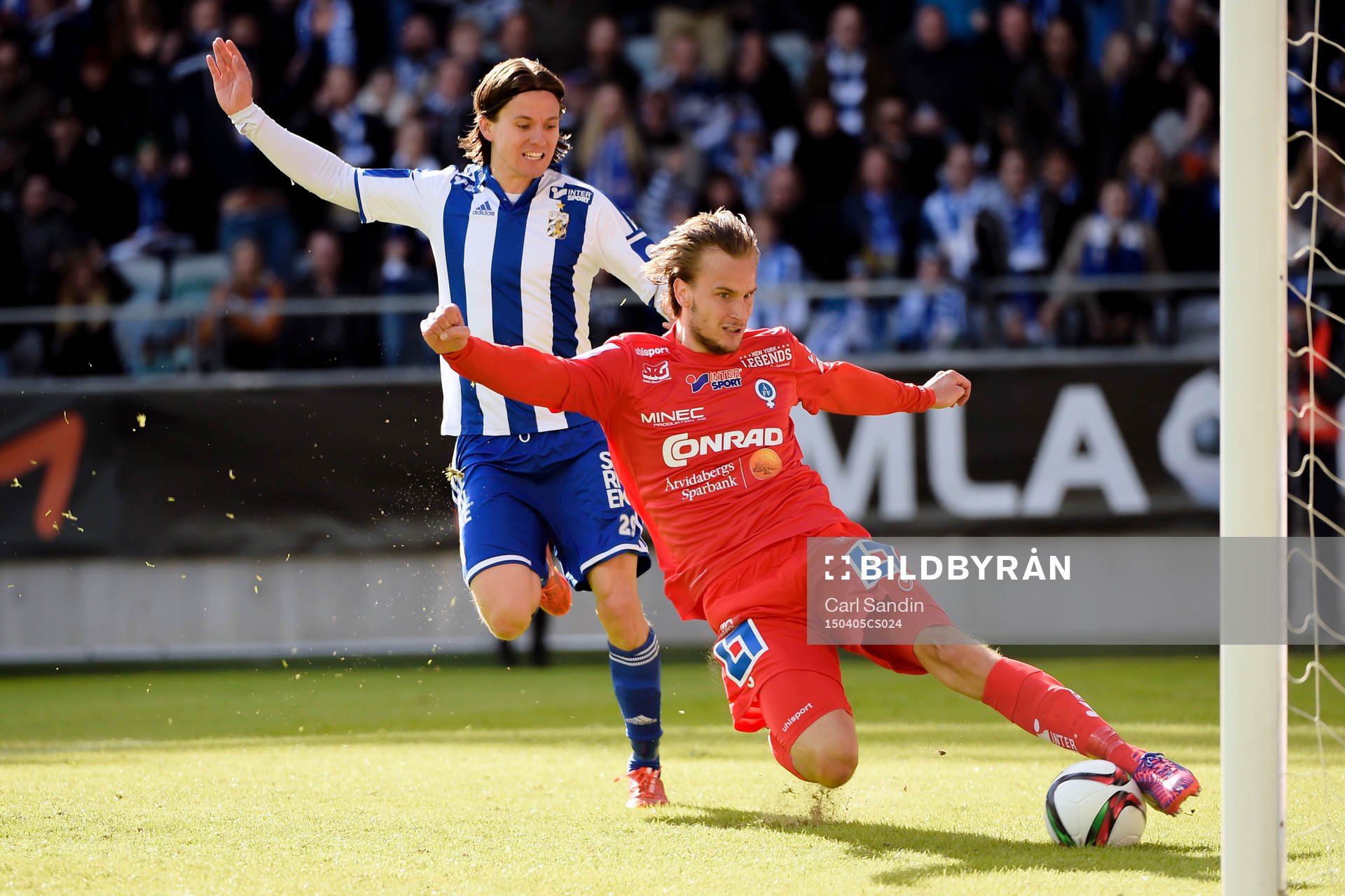 Åtvidabergs Daniel Hallingström räddar en boll från att gå i mål framför IFK Göteborgs Lasse Vibe under en fotbollsmatch i Allsvenskan mellan IFK Göteborg och Åtvidaberg den 5 april 2015 i Göteborg.