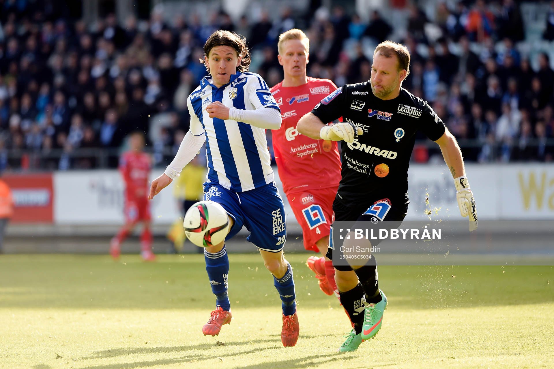 IFK Göteborgs Lasse Vibe och Åtvidabergs målvakt Henrik Gustavsson under en fotbollsmatch i Allsvenskan mellan IFK Göteborg och Åtvidaberg den 5 april 2015 i Göteborg.