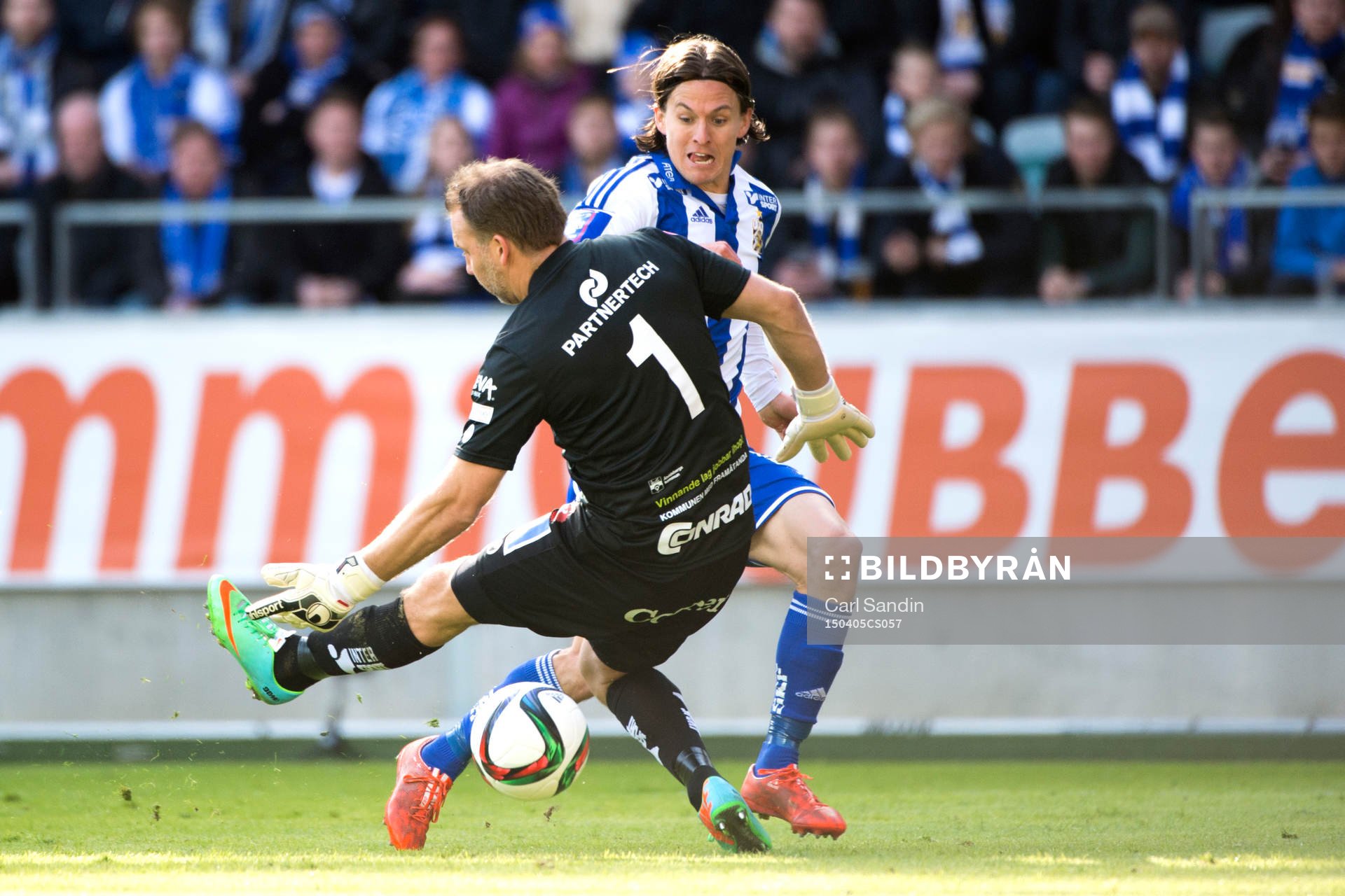 IFK Göteborgs Lasse Vibe gör en tunnel på Åtvidabergs
