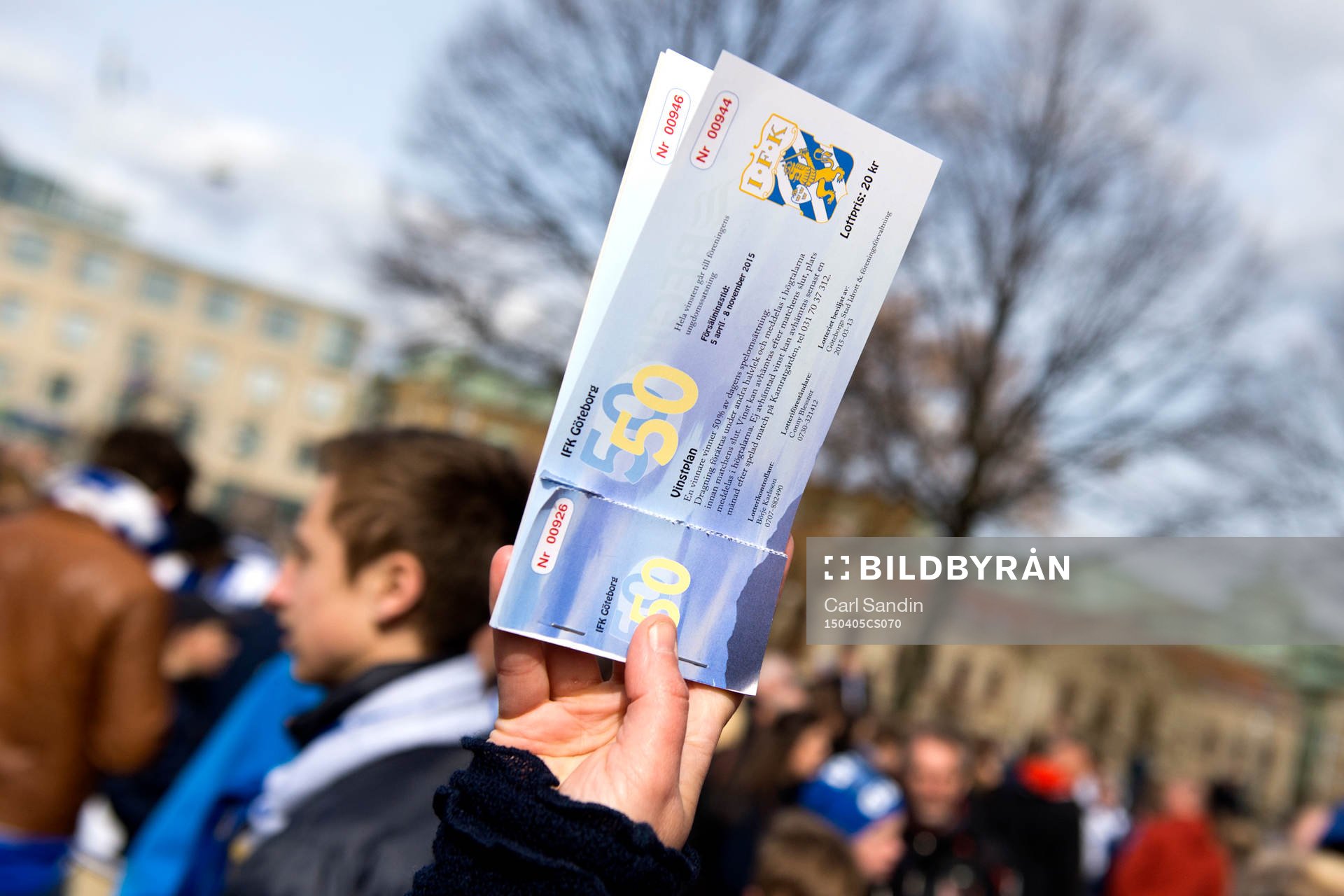 Försäljning av 50/50-lotter utanför arenan inför en fotbollsmatch i Allsvenskan mellan IFK Göteborg och Åtvidaberg den 05 april 2015 i Göteborg.