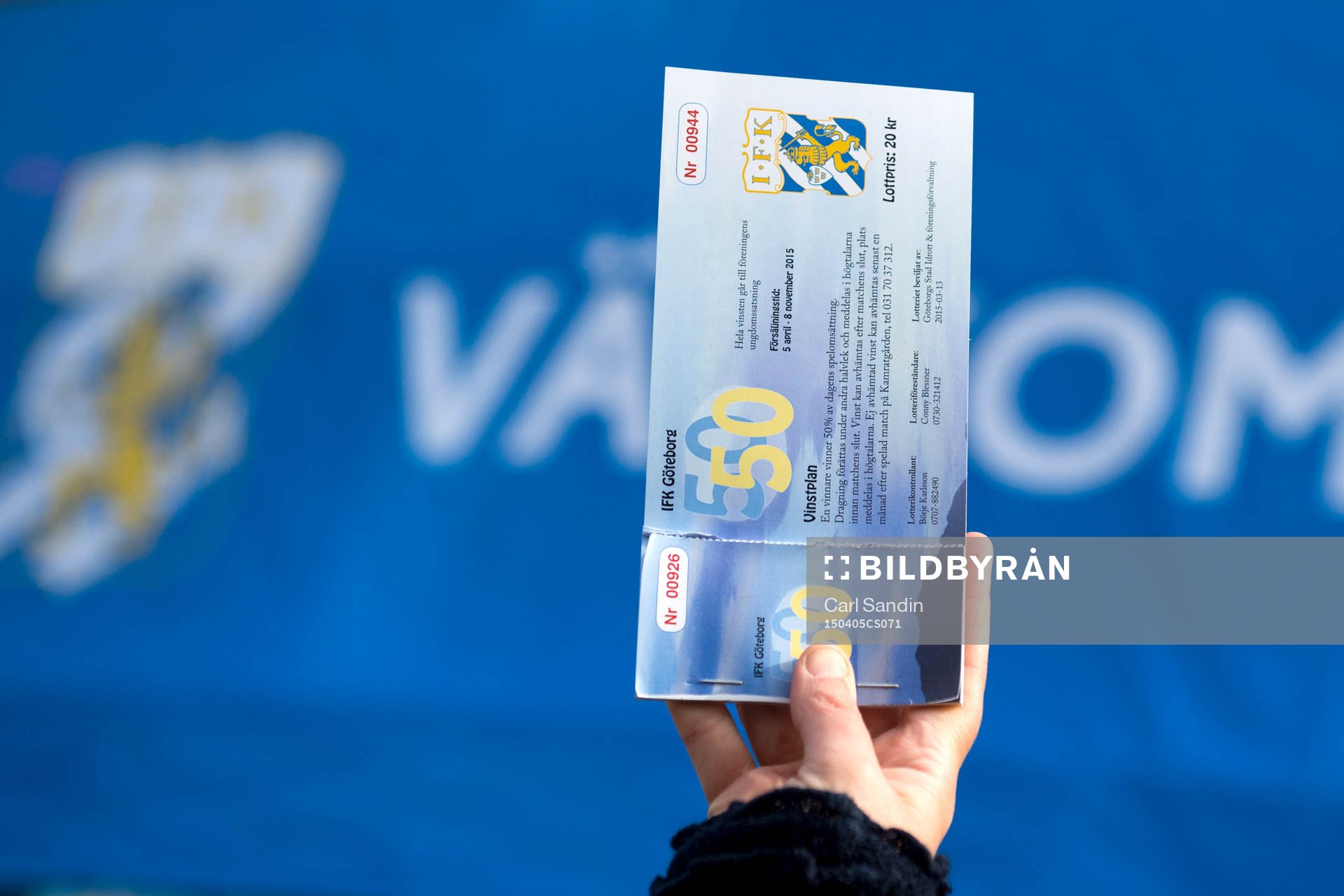 Försäljning av 50/50-lotter utanför arenan inför en fotbollsmatch i Allsvenskan mellan IFK Göteborg och Åtvidaberg den 05 april 2015 i Göteborg.
