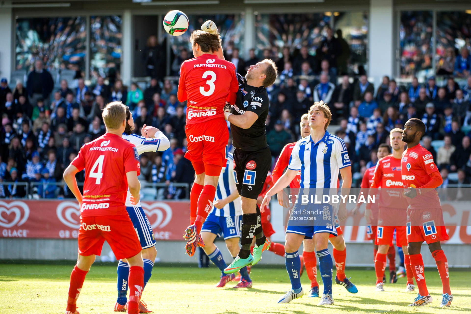Åtvidabergs målvakt Henrik Gustavsson boxar ut en boll