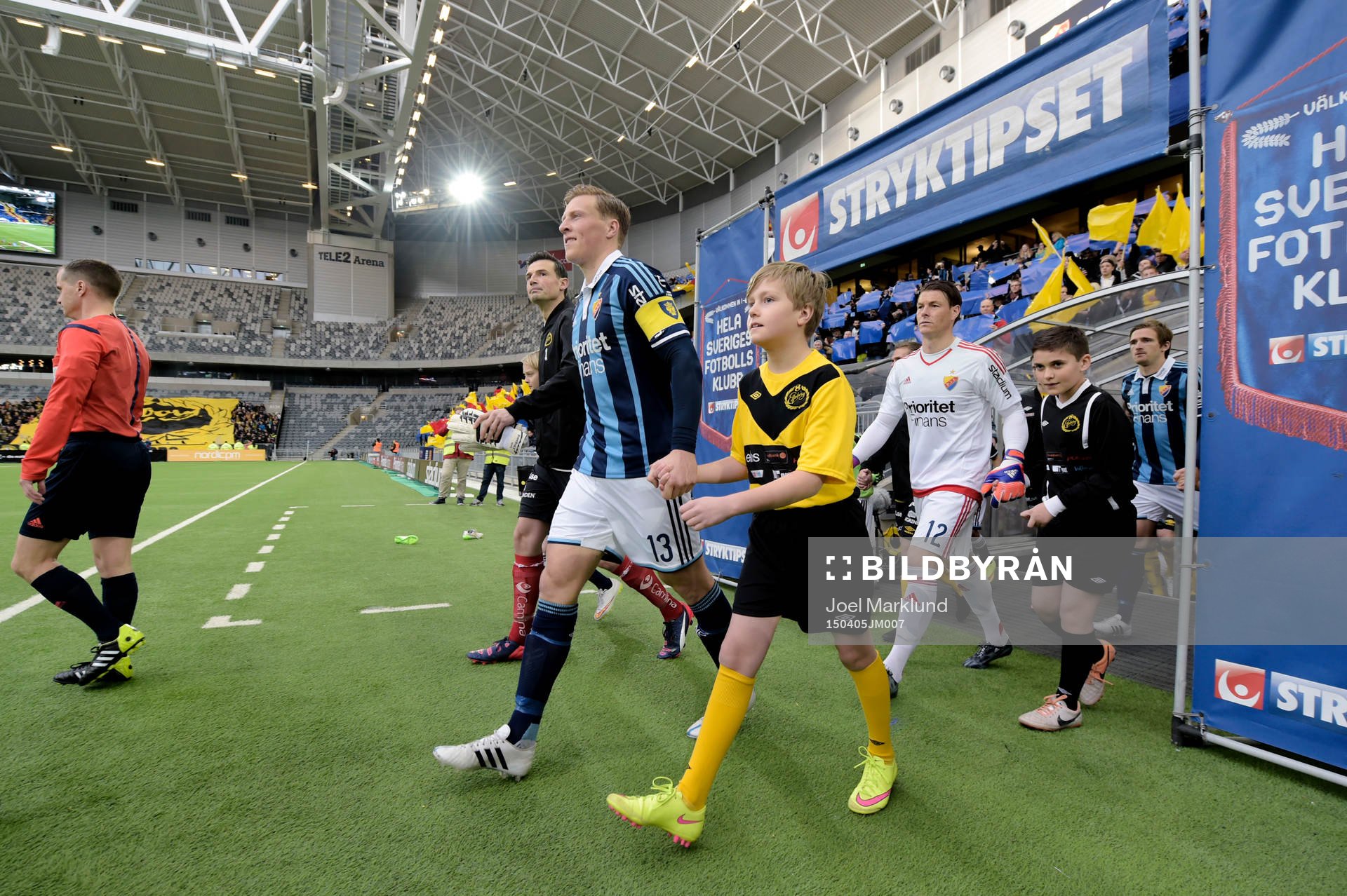 Spelarna med Djurgårdens Emil Bergström går in