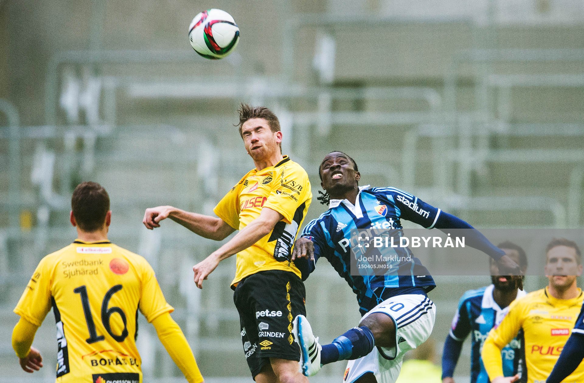 Elfsborgs Marcus Rohdén och Djurgårdens Sam Johnson i en