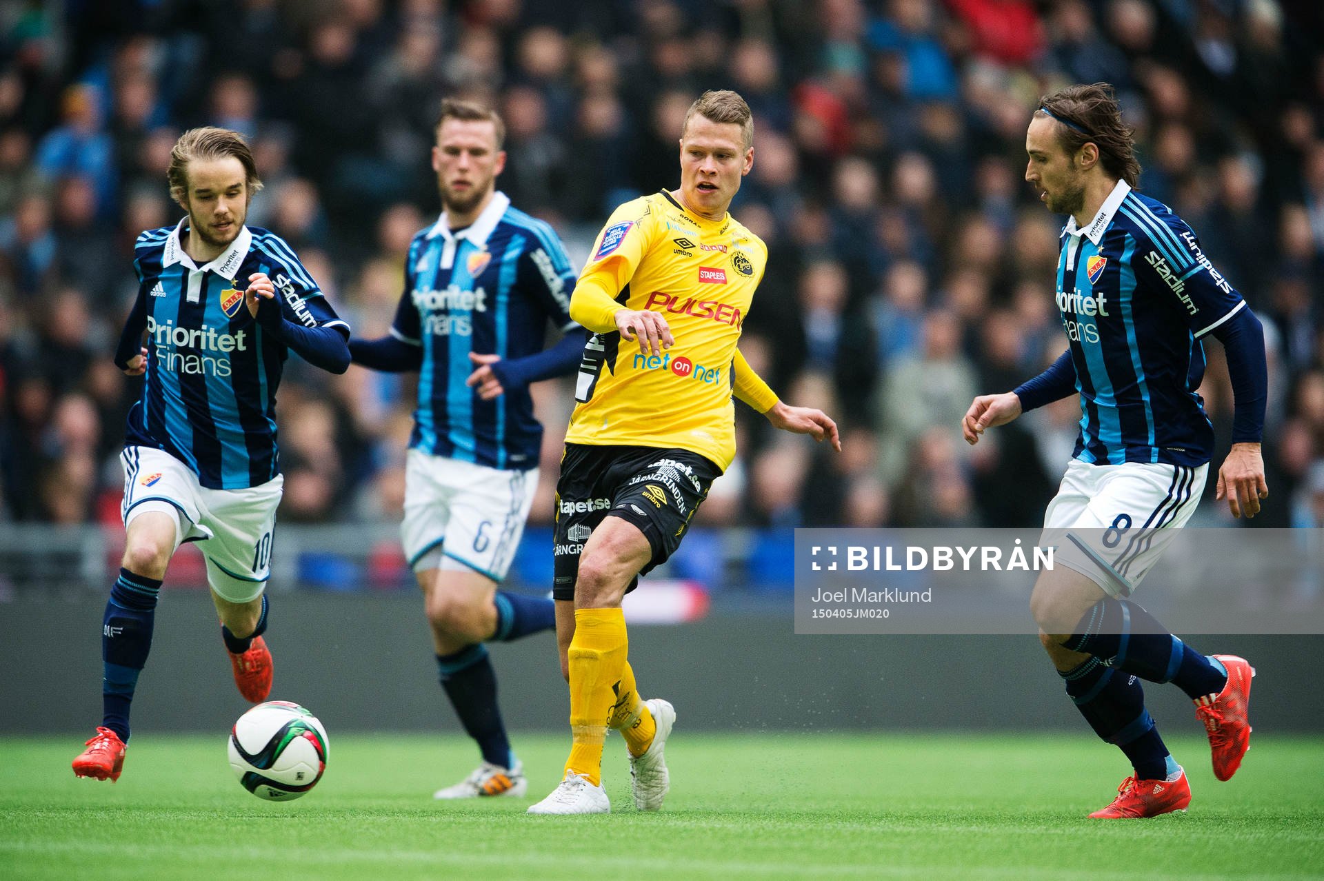 Djurgårdens Daniel Berntsen och Kevin Walker utmanas av