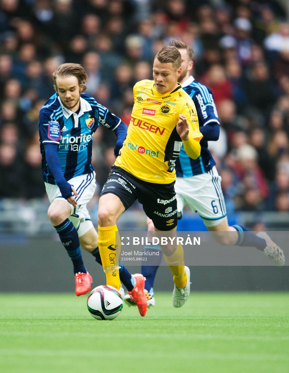 Djurgårdens Daniel Berntsen utmanas av Elfsborgs Viktor