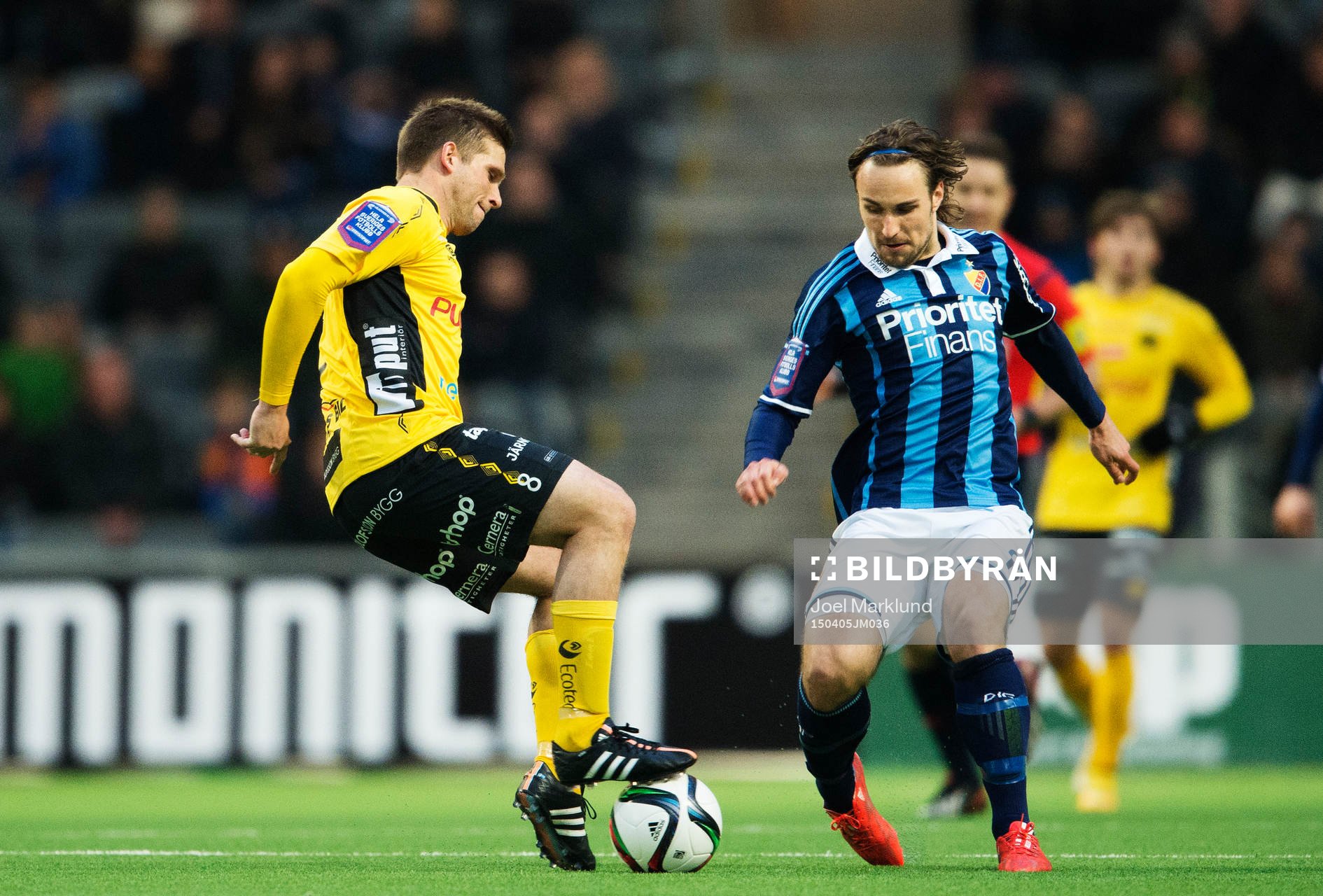 Elfsborgs Anders Svensson fintar Djurgårdens Kevin Walker