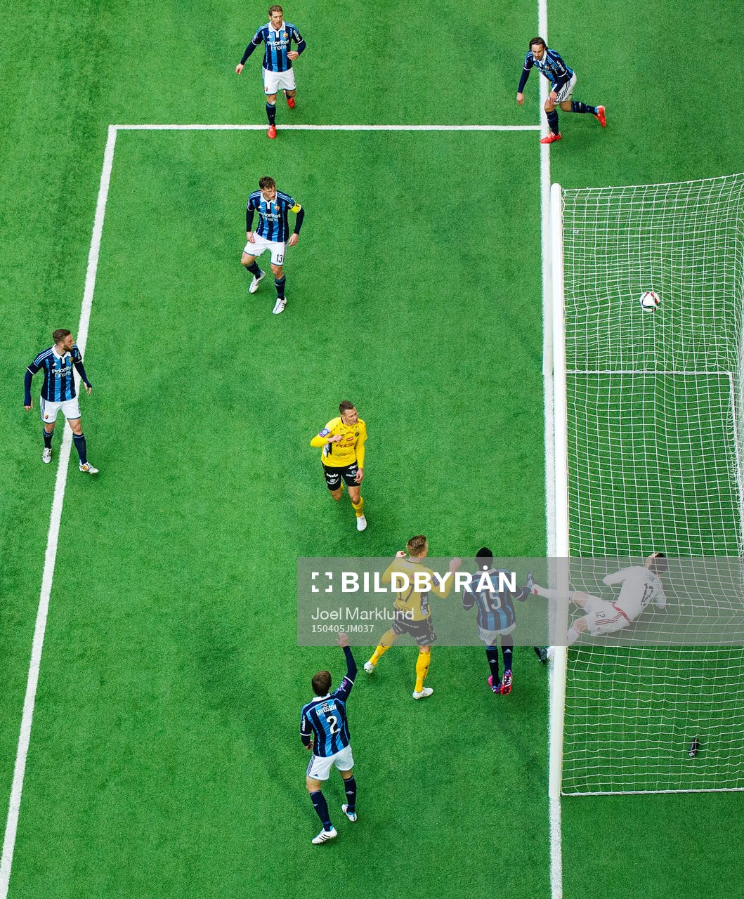 Elfsborgs Viktor Claesson och Per Frick ser 0-1-bollen gå