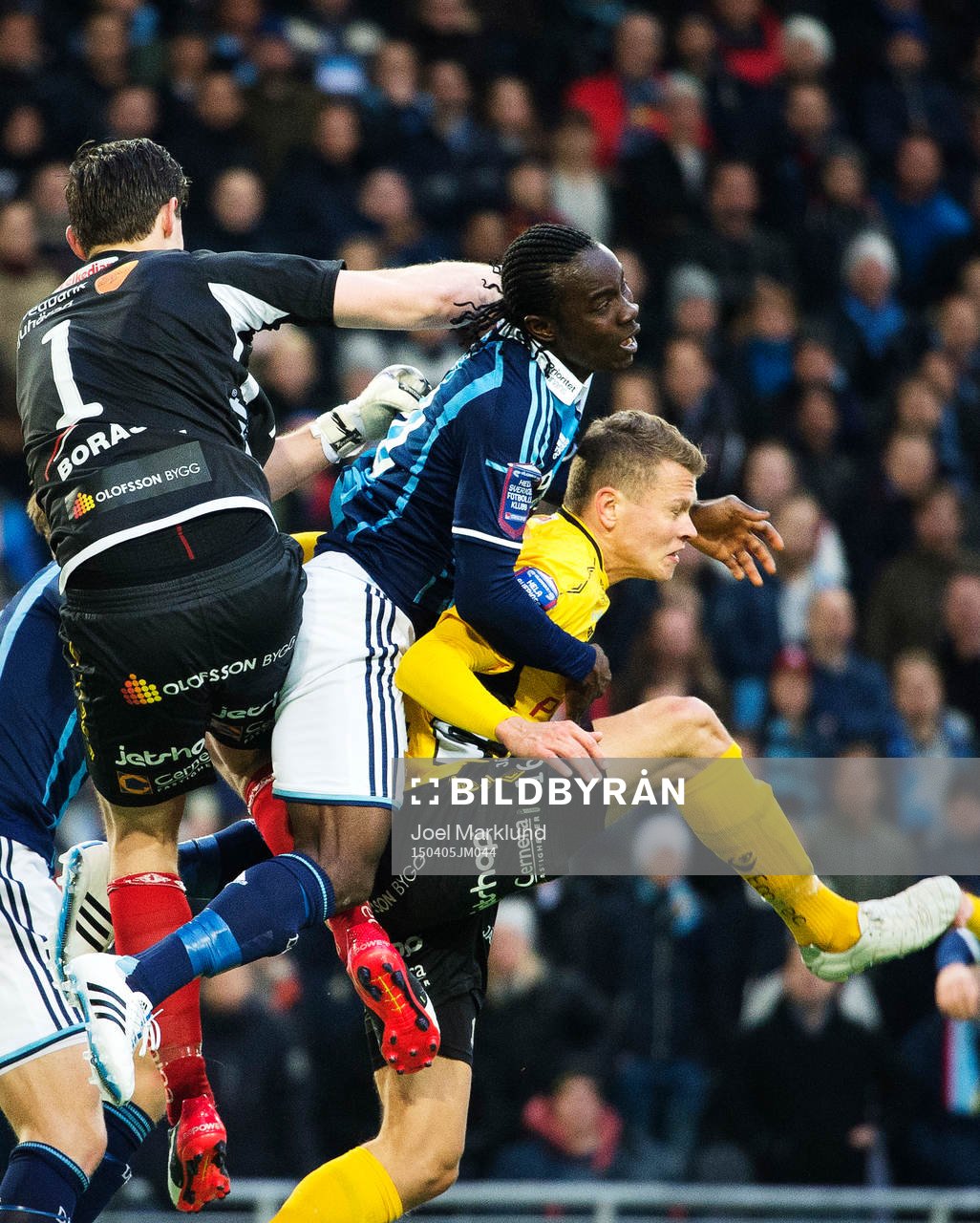 Djurgårdens Sam Johnson kläms mellan Elfsborgs målvakt Kevin Stuhr Ellegaard och Viktor Claesson under fotbollsmatchen i Allsvenskan mellan Djurgården och Elfsborg den 5 april 2015 i Stockholm.