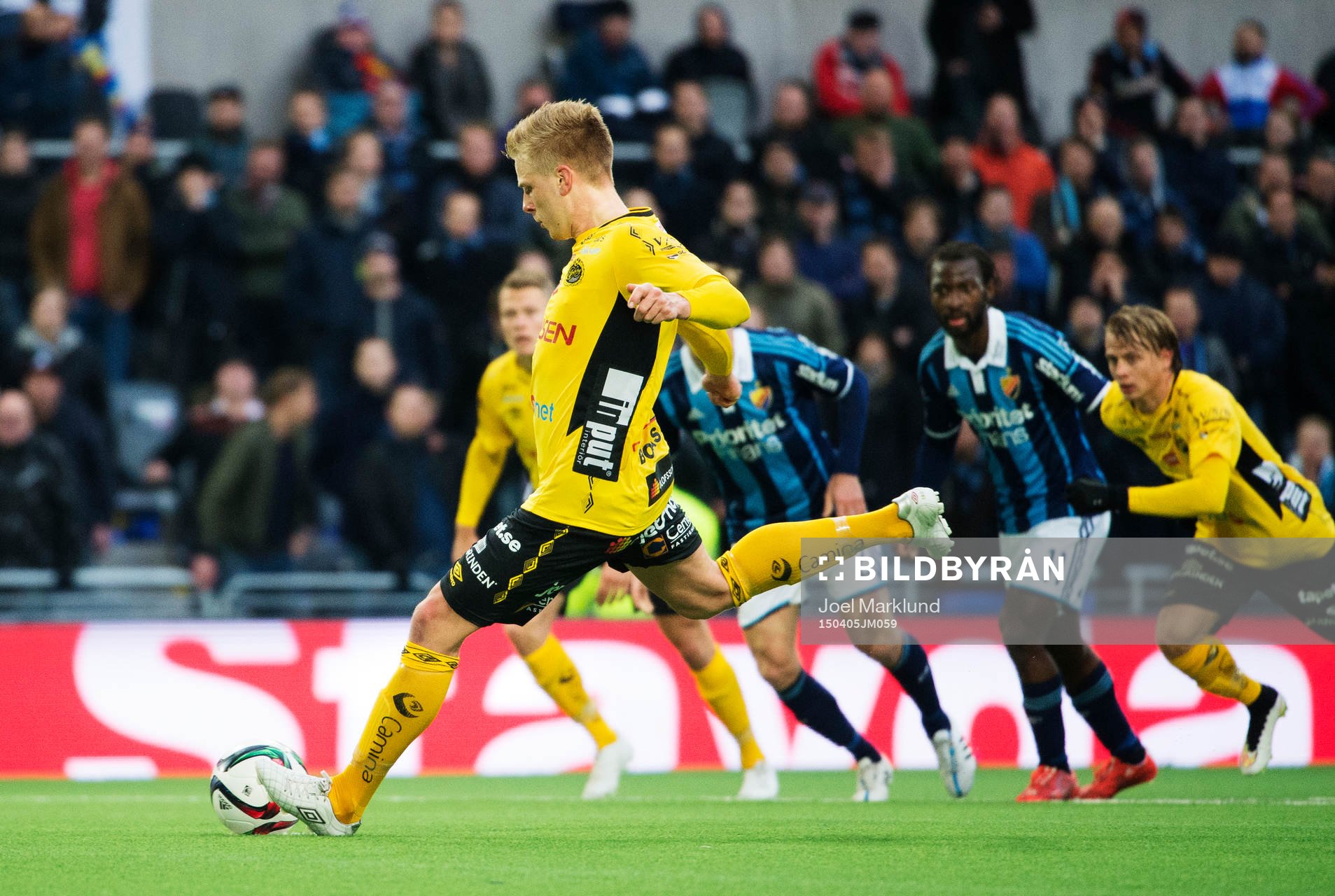 Elfsborgs Per Frick skjuter en straff som han missar