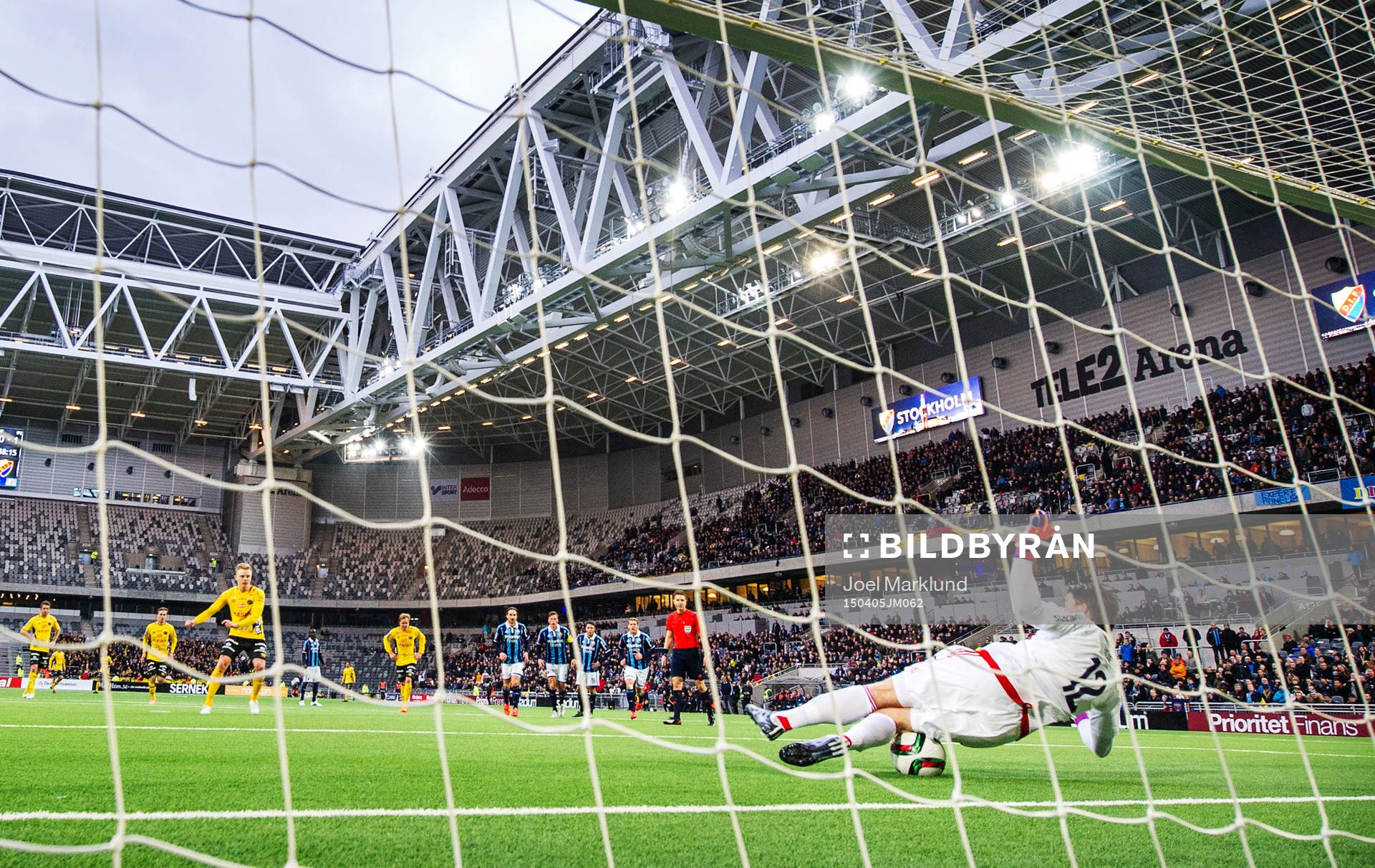 Djurgårdens målvakt Kenneth Höie räddar en straff från Elfsborgs Per Frick under fotbollsmatchen i Allsvenskan mellan Djurgården och Elfsborg den 5 april 2015 i Stockholm.