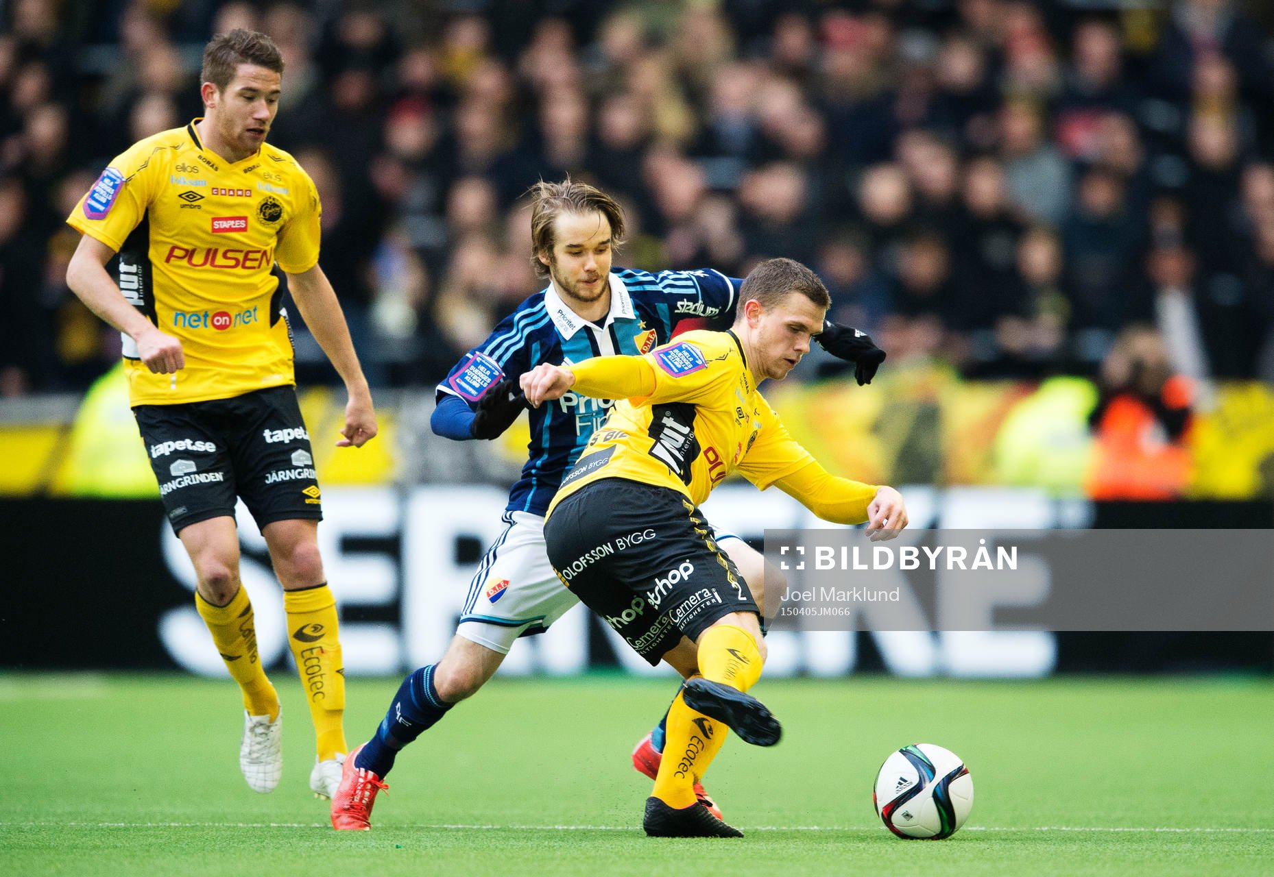 Elfsborgs Marcus Rohdén och Jesper Manns utmanas av Djurgårdens Daniel Berntsen under fotbollsmatchen i Allsvenskan mellan Djurgården och Elfsborg den 5 april 2015 i Stockholm.