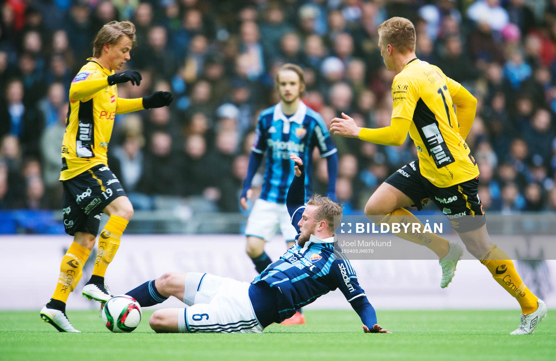 Elfsborgs Simon Hedlund blir tacklad av Djurgårdens