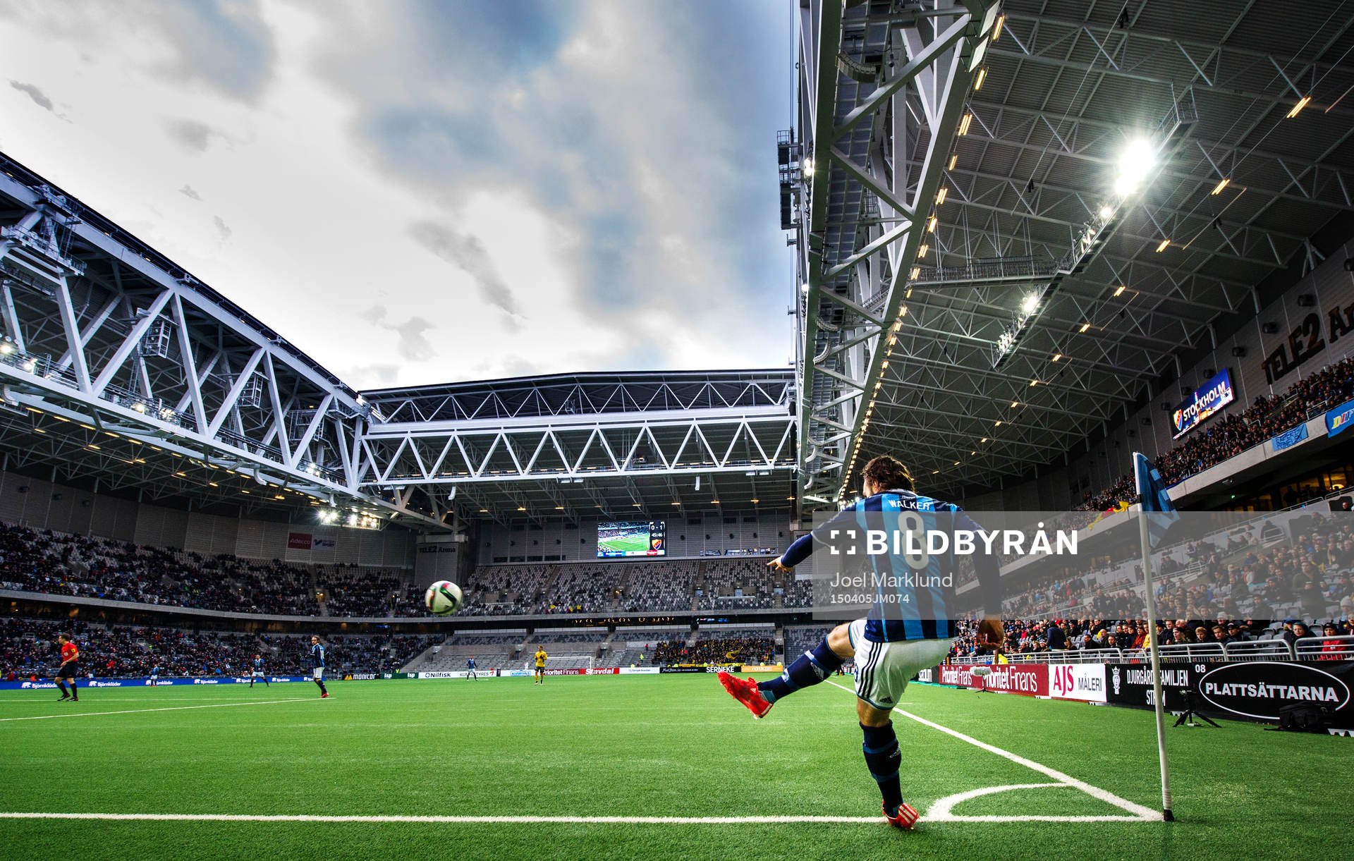 Djurgårdens Kevin Walker slår en hörna