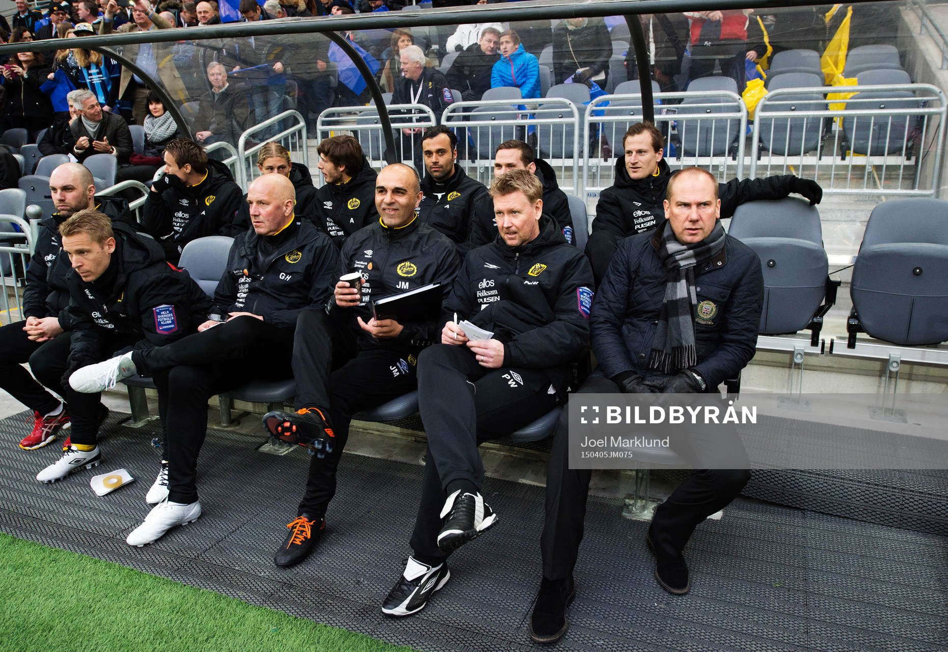 Elfsborgs bänk med manager Magnus Haglund längst till