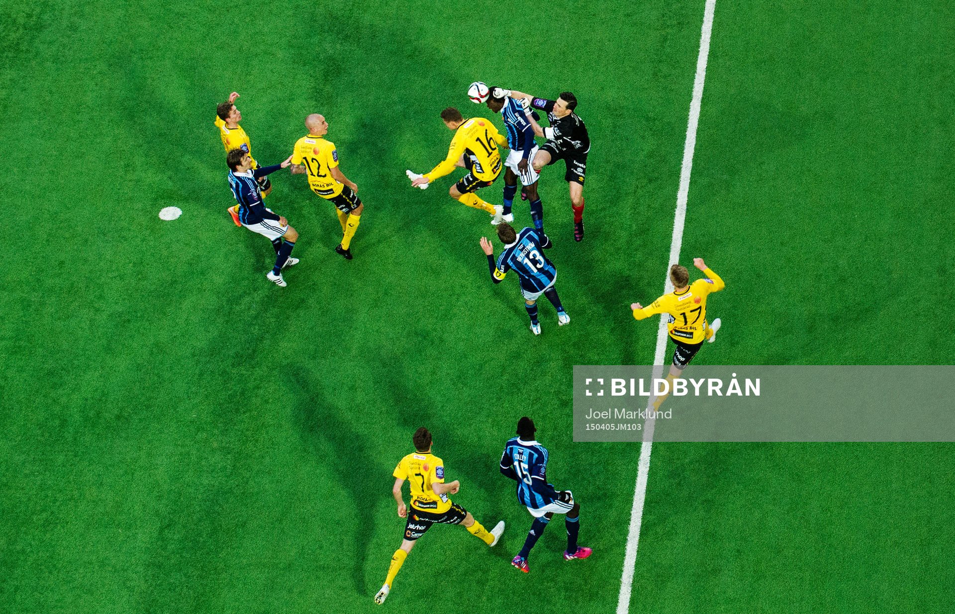 Elfsborgs målvakt Kevin Stuhr Ellegaard boxar ut bollen