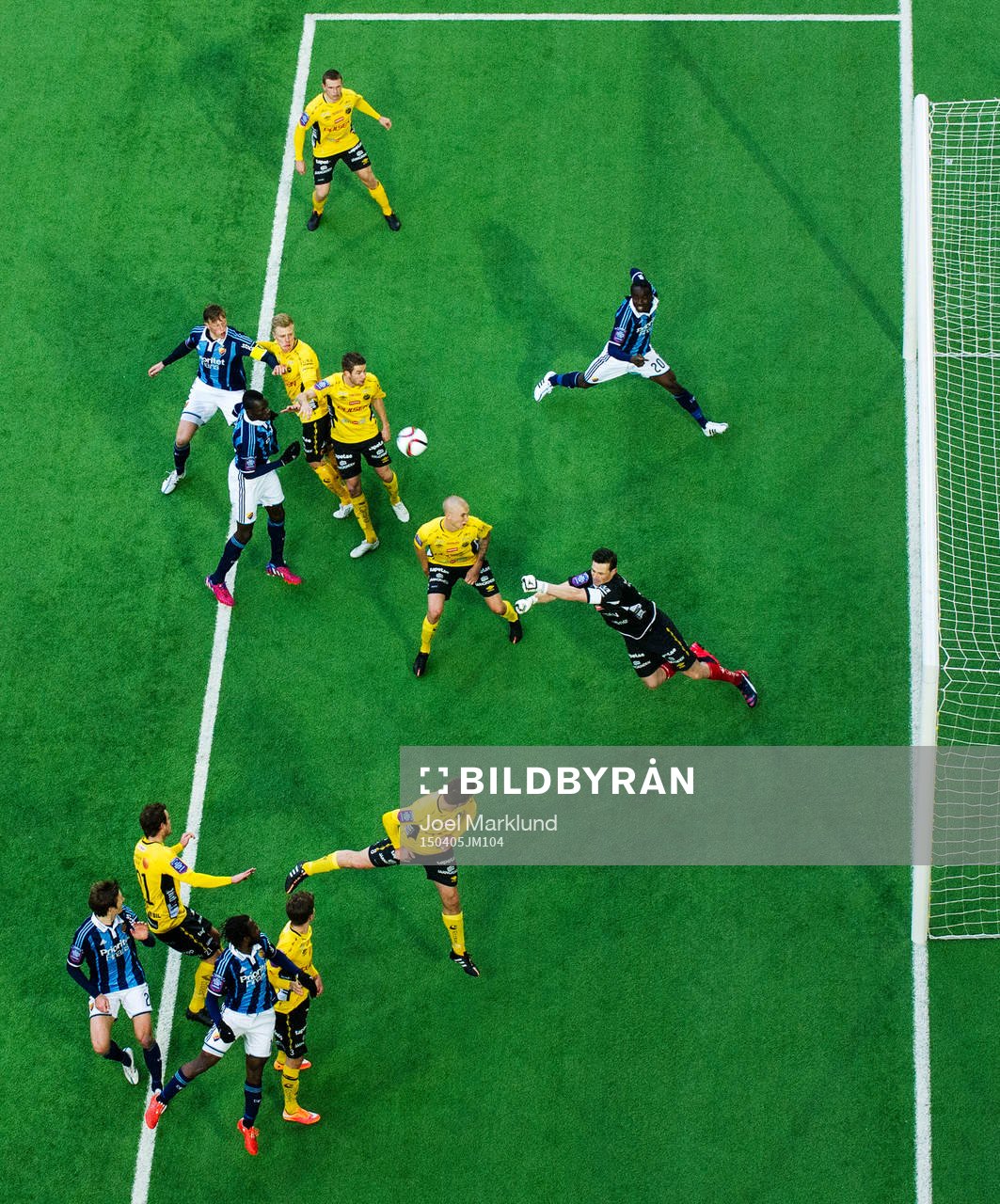 Elfsborgs målvakt Kevin Stuhr Ellegaard boxar ut bollen