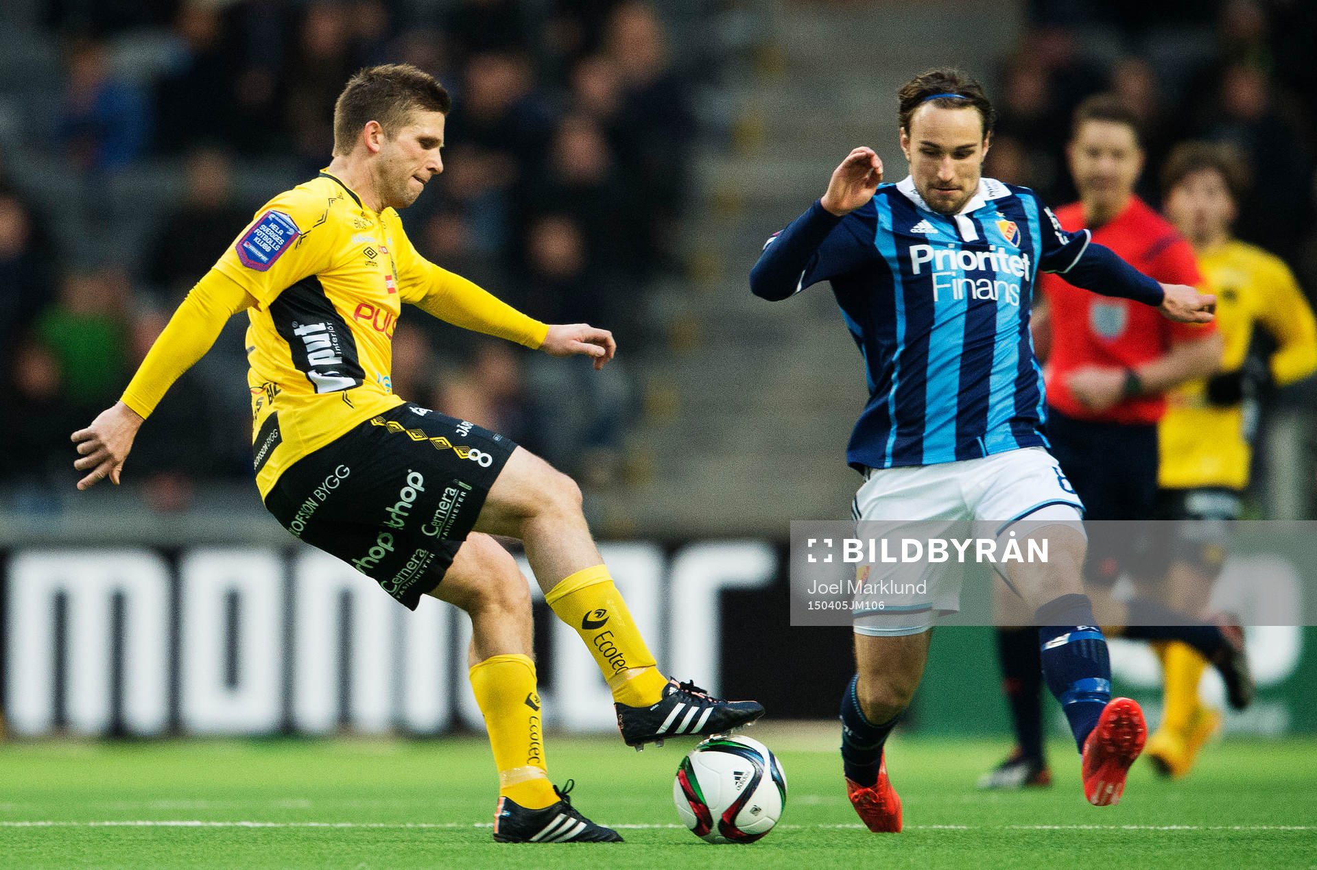 Elfsborgs Anders Svensson fintar Djurgårdens Kevin Walker under fotbollsmatchen i Allsvenskan mellan Djurgården och Elfsborg den 5 april 2015 i Stockholm.
