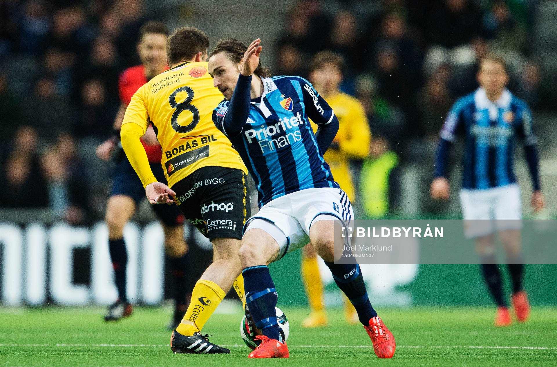 Elfsborgs Anders Svensson fintar Djurgårdens Kevin Walker