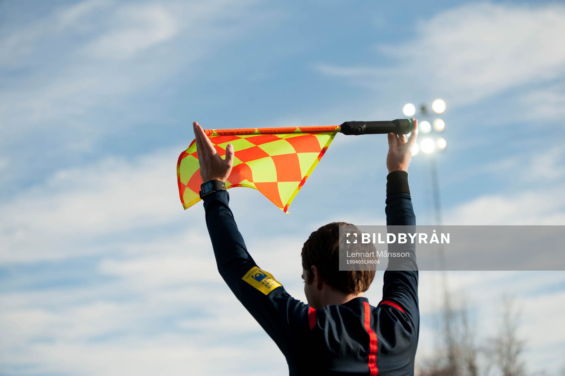 Assisterande domaren signalerar för byte i matchen i Superettan mellan Ängelholm och Assyriska i Ängelholm 5 april 2015.