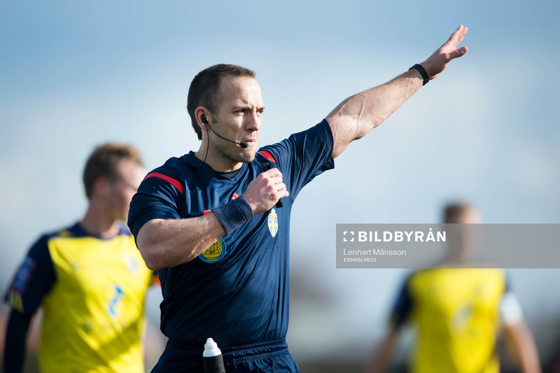Domaren Kaspar Sjöberg i matchen i Superettan mellan