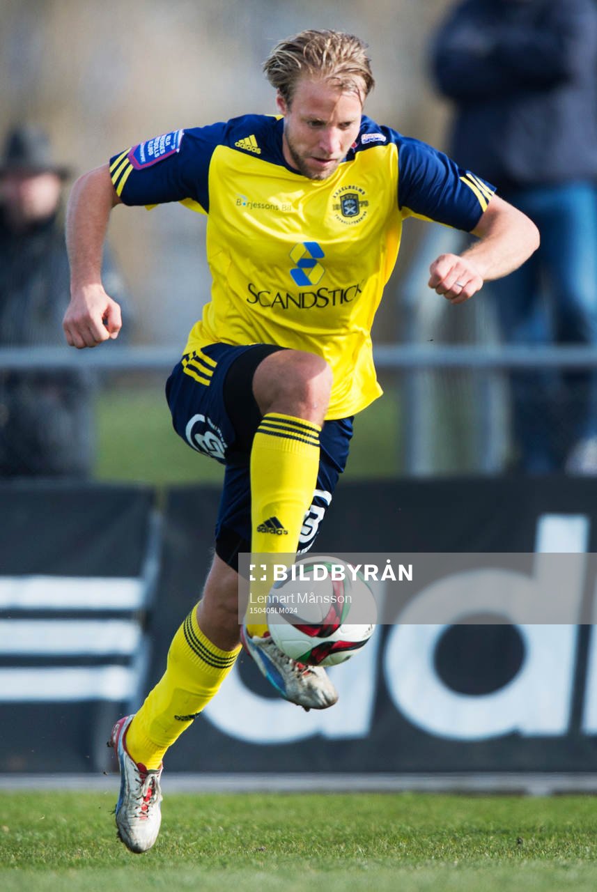Ängelholms Fredrik Karlsson i matchen i Superettan mellan