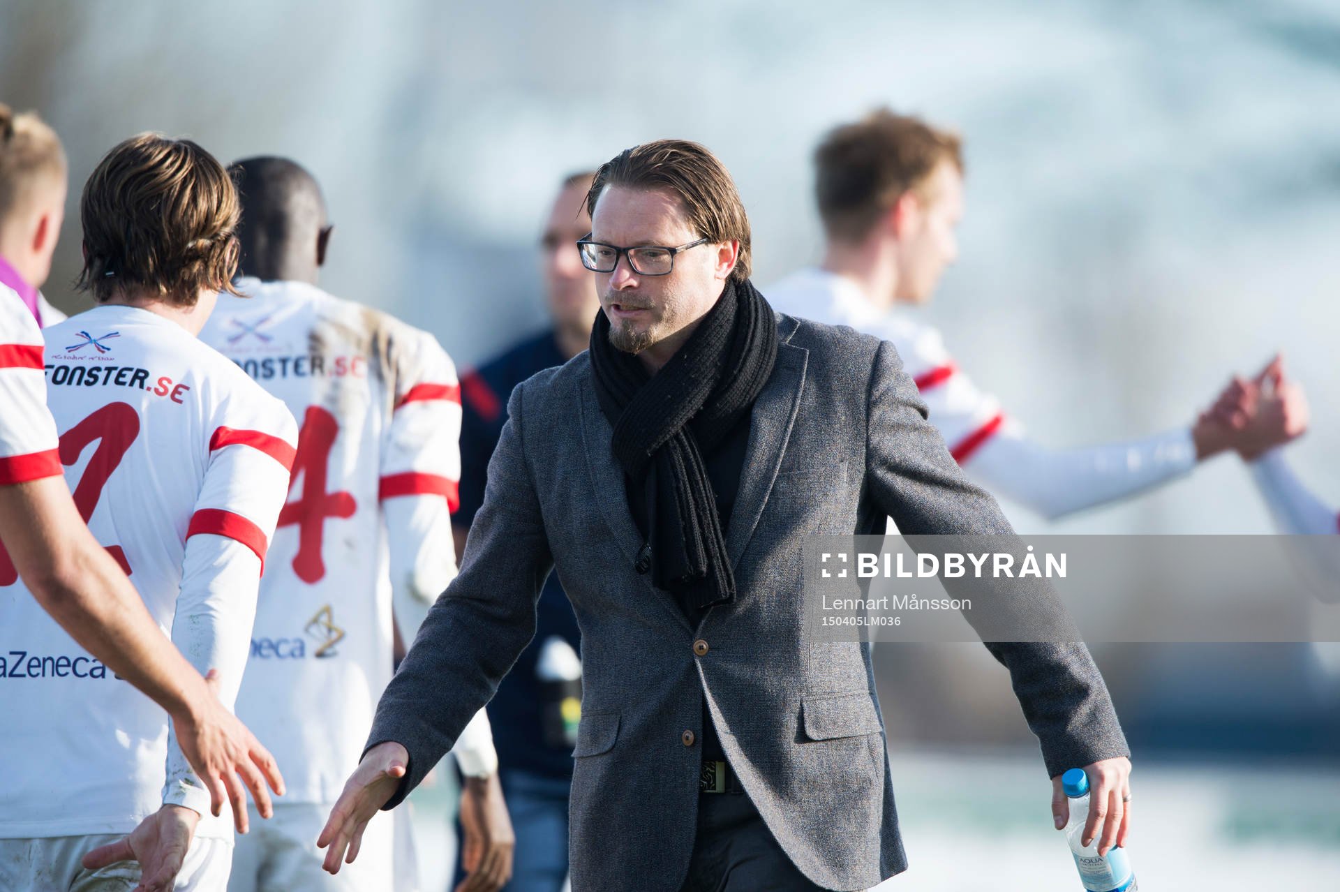 Ängelholms tränare Joakim Persson tackar Assyriskas