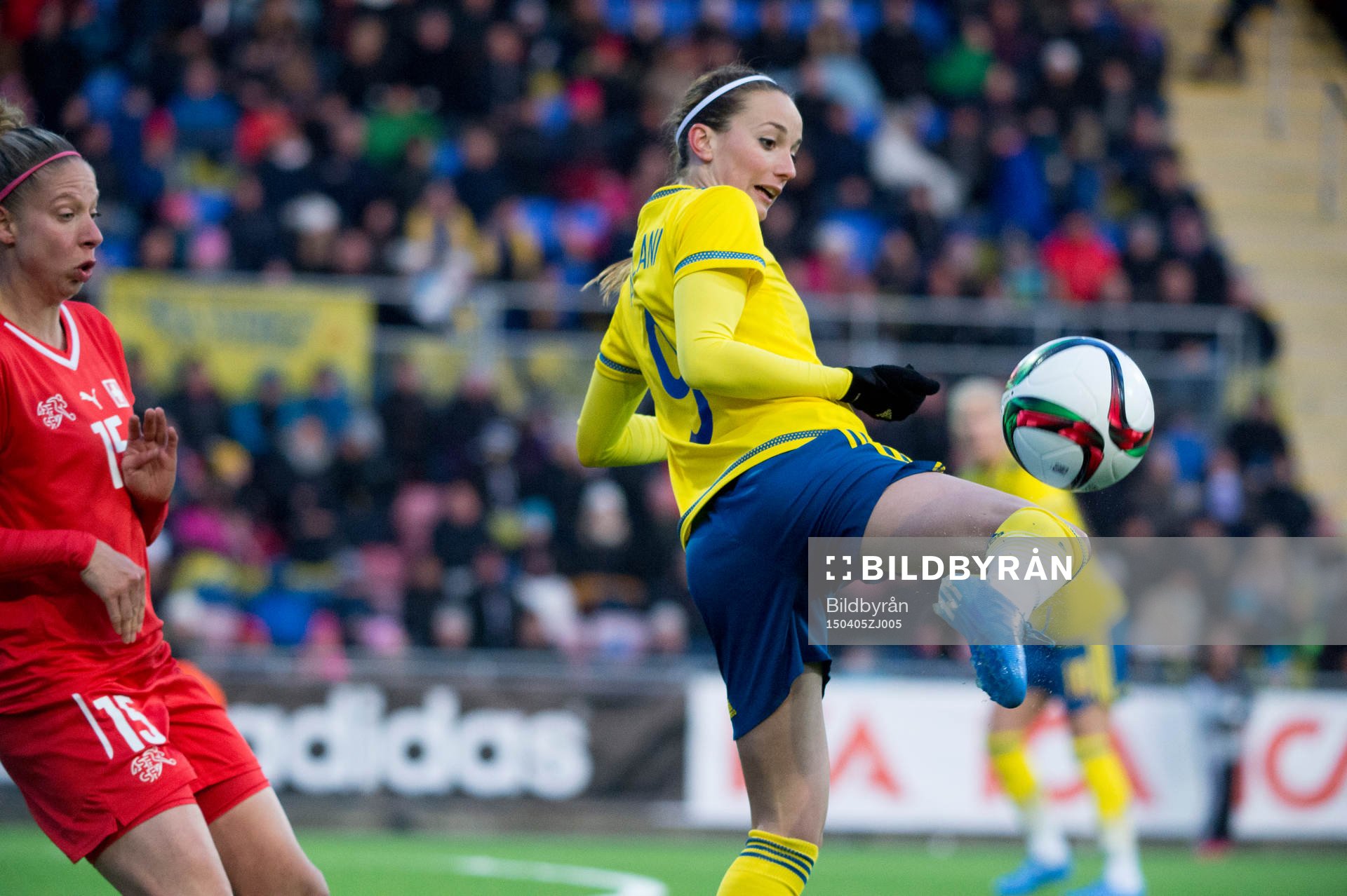 Sveriges Kosovare Asllani och Schweiz Caroline Abbé