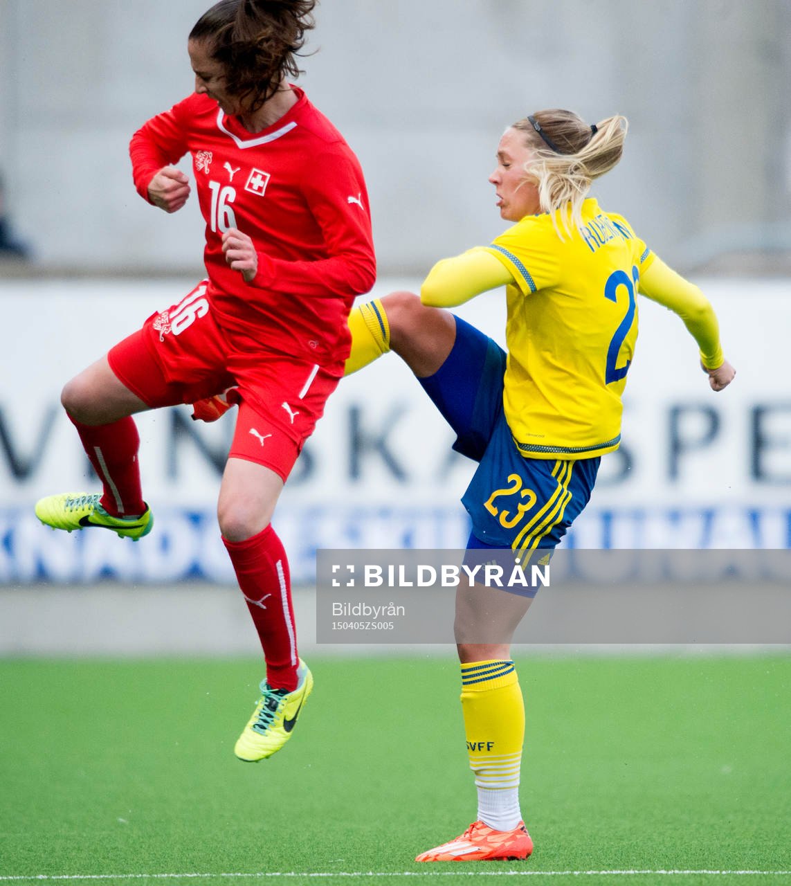 Sveriges Elin Rubensson och Schweiz Fabienne Humm under landskampen i fotboll för damer mellan Sverige och Schweiz den 5 april 2015 i Eskilstuna.