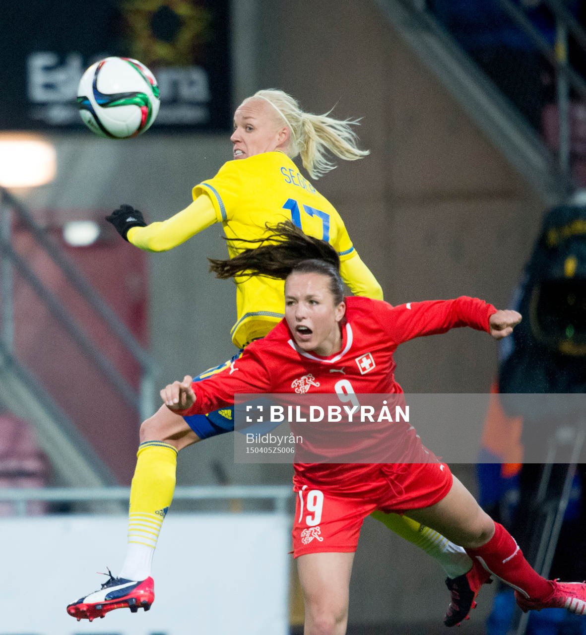 Sveriges Caroline Seger och Schweiz Lia Wälti