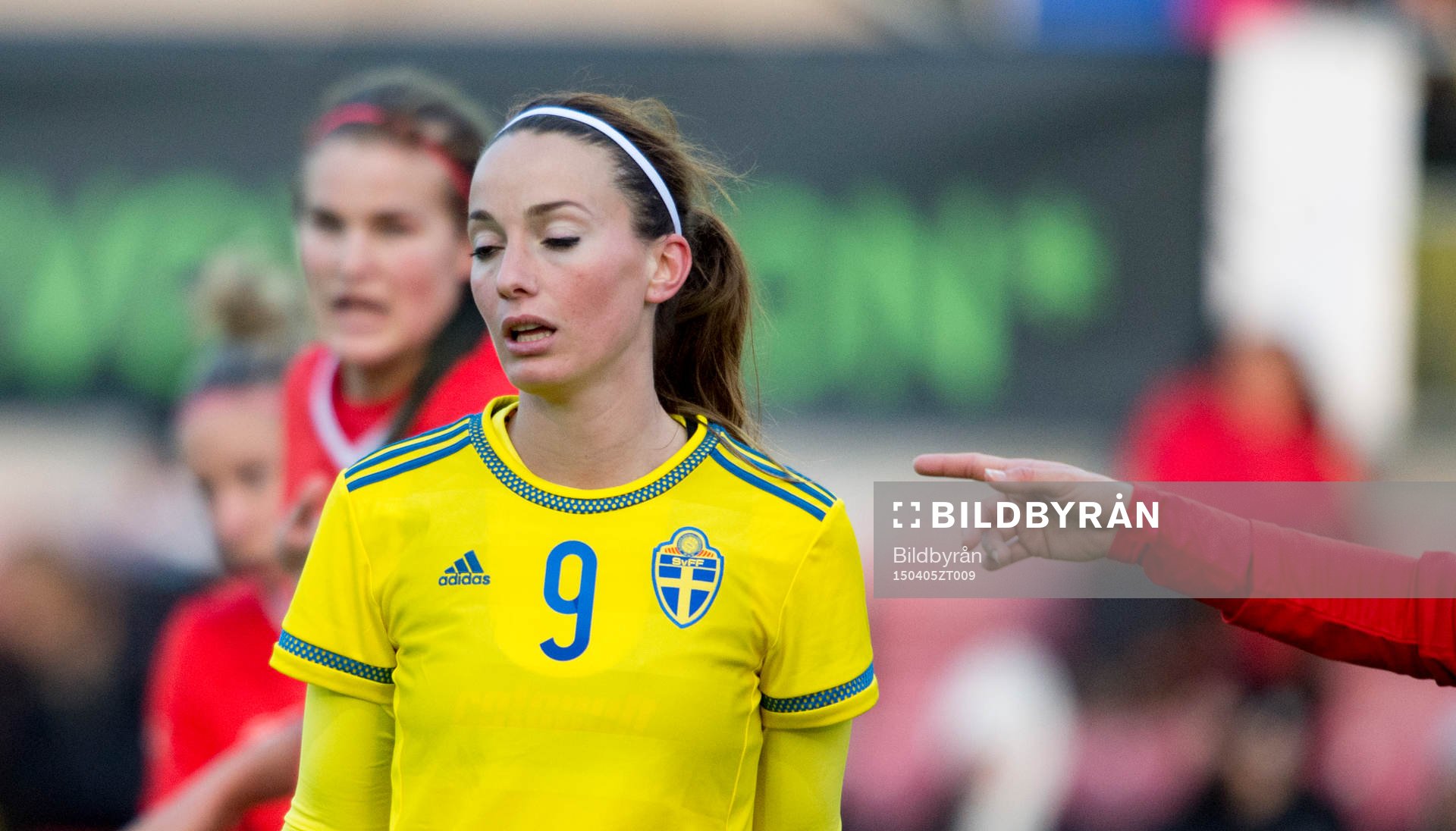 Sveriges Kosovare Asllani plir pekad på