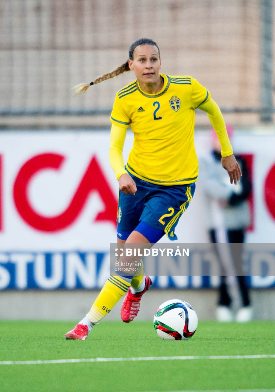 Sveriges Charlotte Rohlin under landskampen i fotboll för damer mellan Sverige och Schweiz den 5 april 2015 i Eskilstuna.