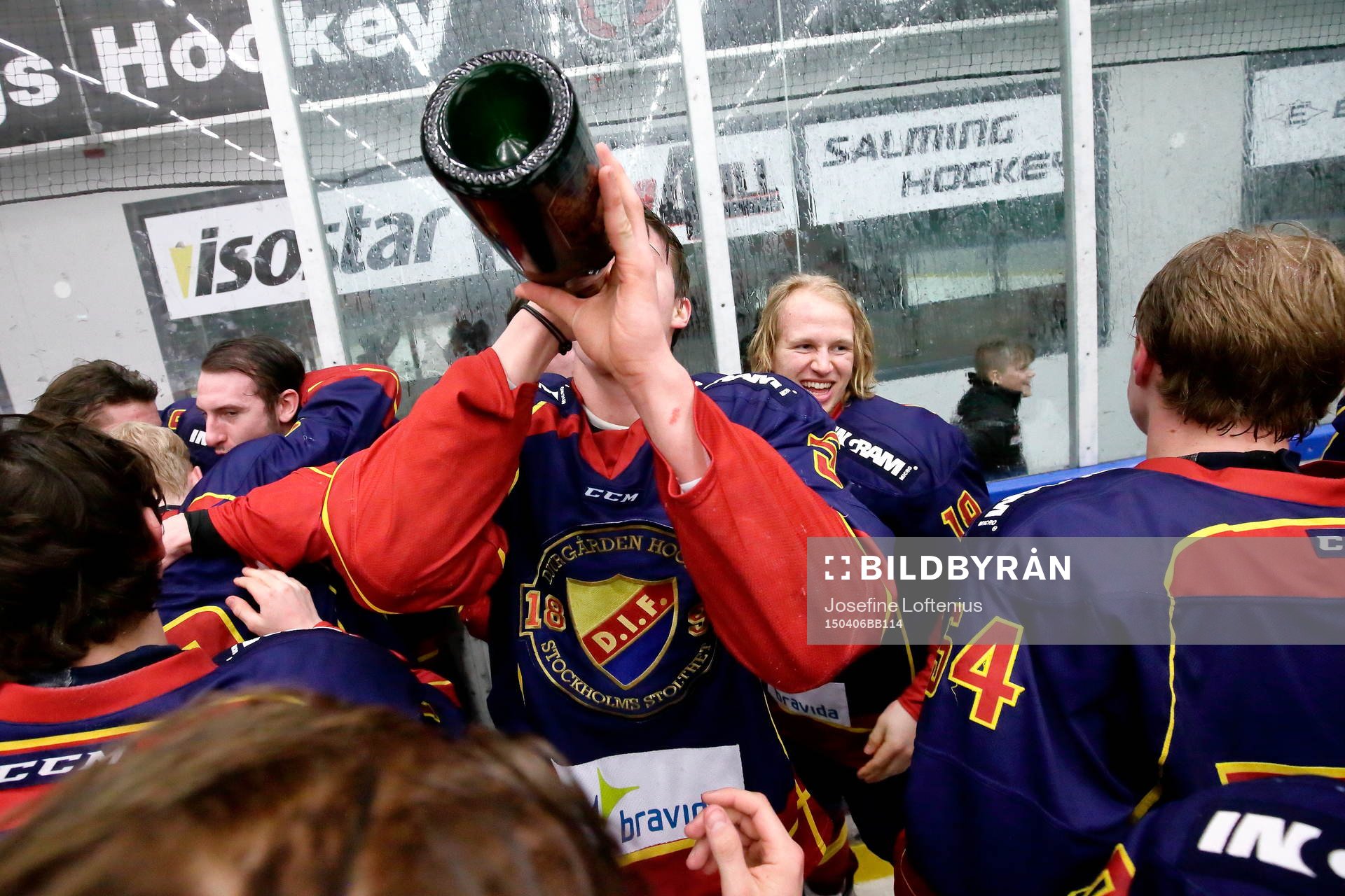 Djurgårdens Martin Krasnican dricker champagne