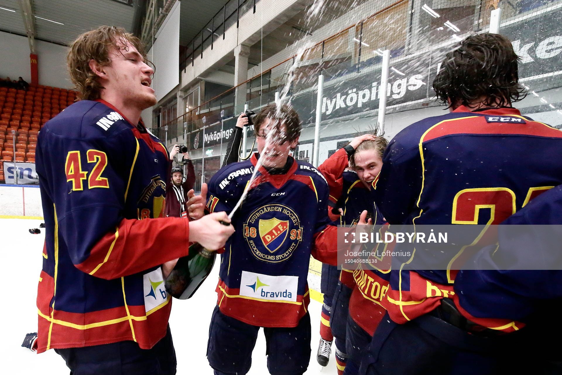 Djurgårdens Lukas Löfquist sprutar champagne på bland