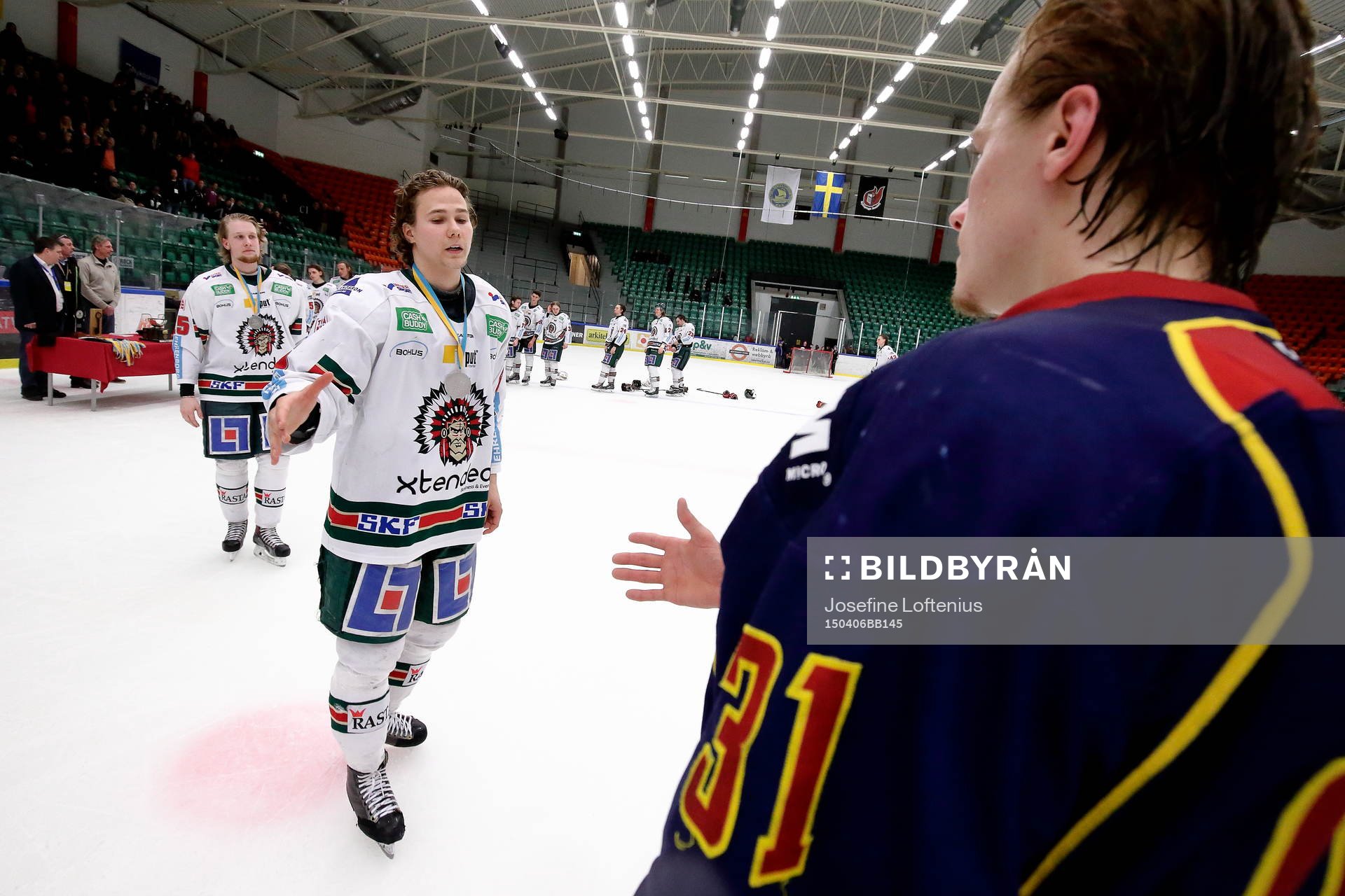 Frölundas Kim Roussakoff tackar Djurgårdens Robin Kokkonen