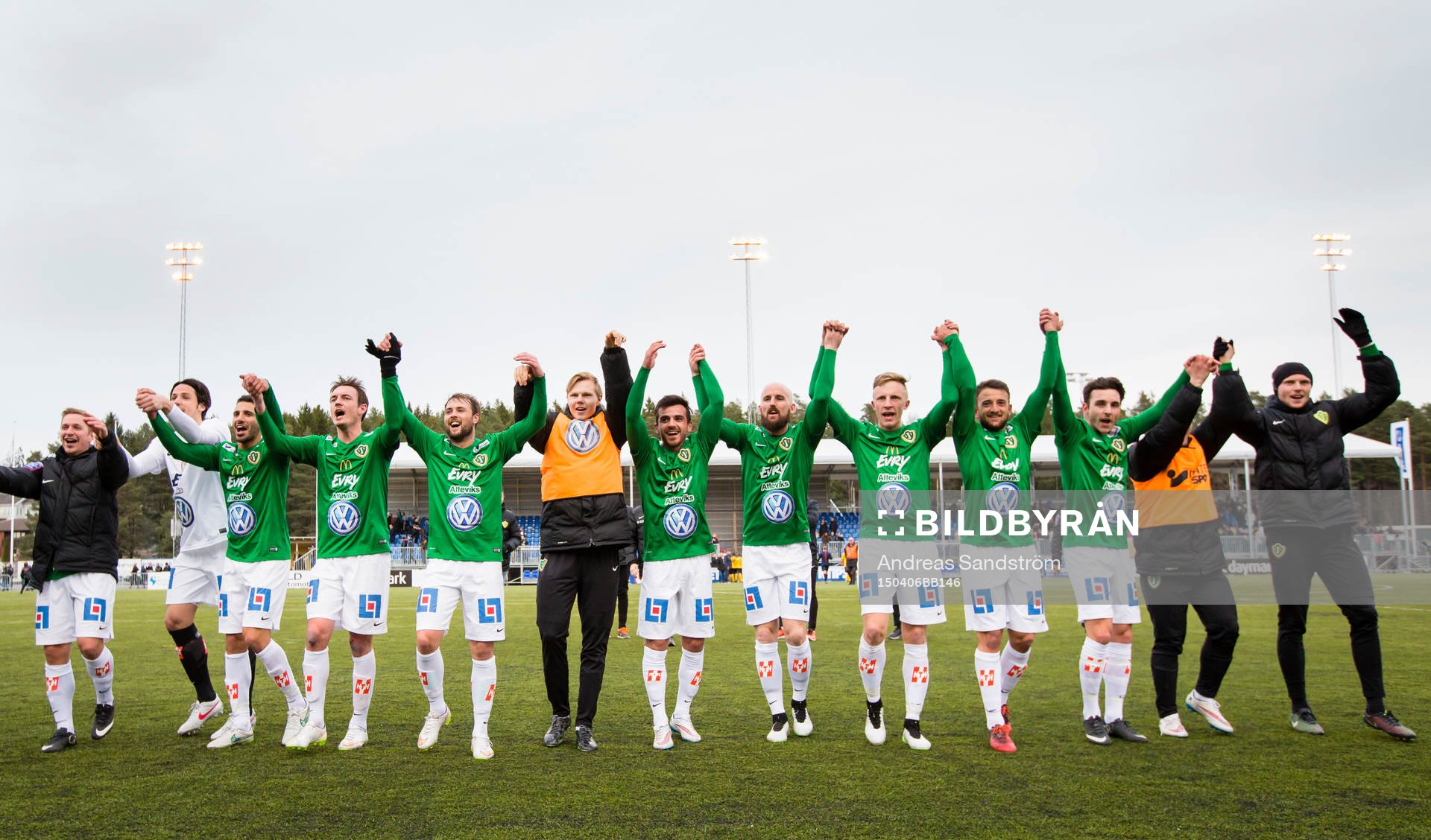 Jönköpings Södras spelare firar segern med de tillresta supportarna efter fotbollsmatchen i Superettan mellan IK Frej och Jönköpings Södra den 6 April 2015 i Stockholm.