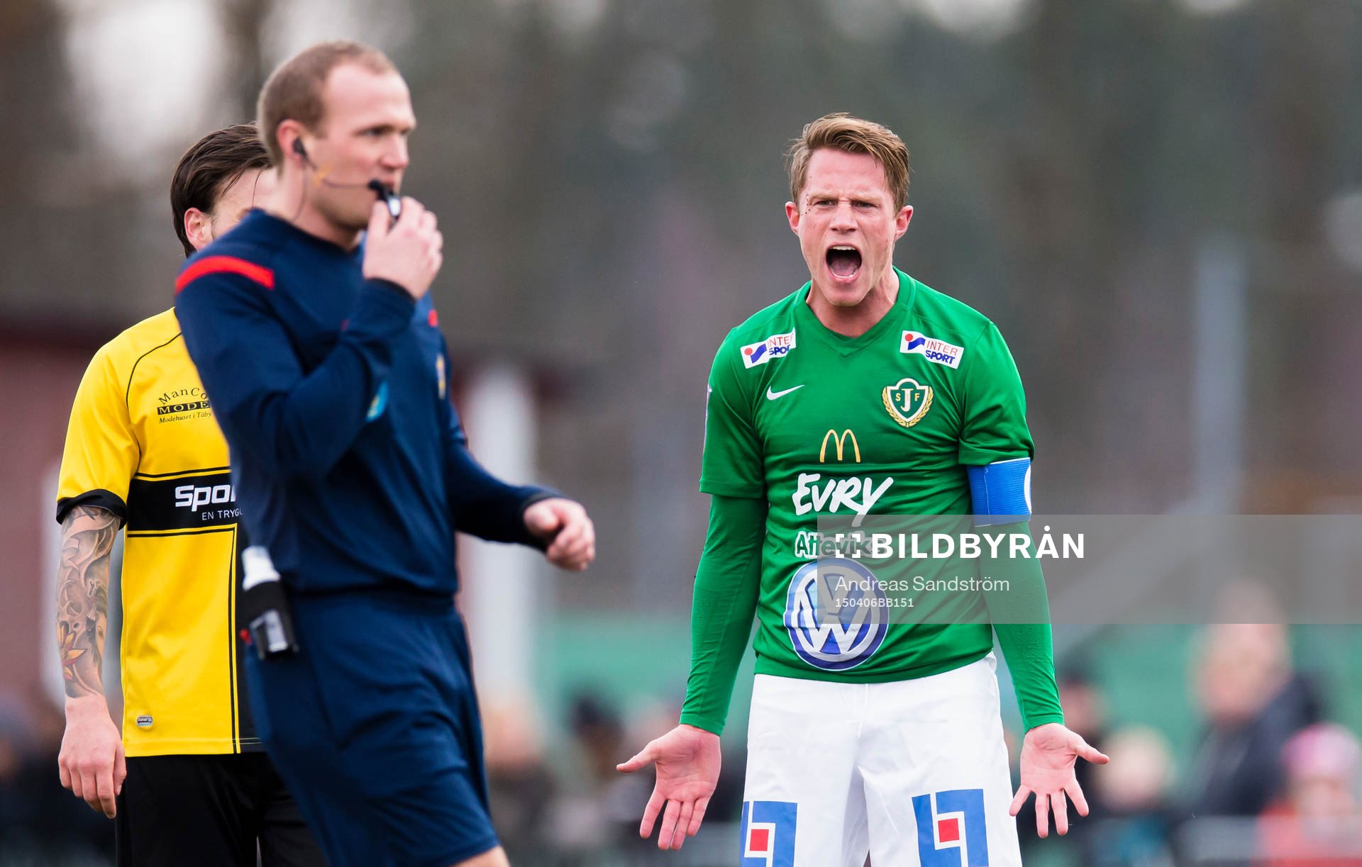 Jönköpings Södras Tommy Thelin reagerar på ett domslut