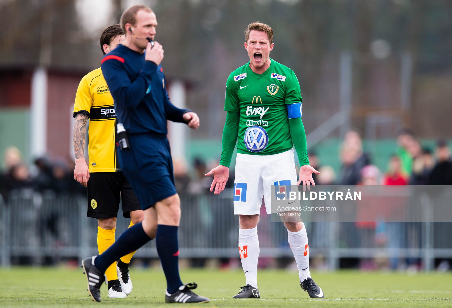 Jönköpings Södras Tommy Thelin reagerar på ett domslut