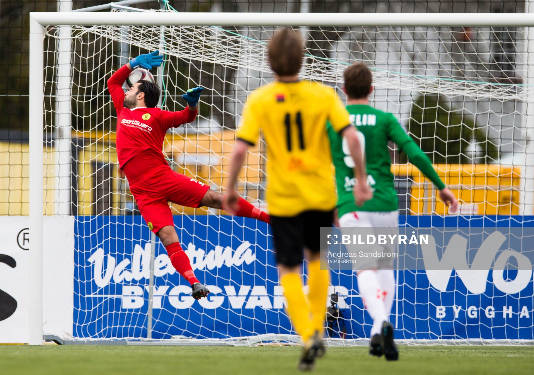 Jönköpings Södras Ronny Sabo (ej i bild) skjuter ett långskott i ribban och via IK Frej Täbys målvakt Marko Atanackovic rygg i mål för 0-1 under fotbollsmatchen i Superettan mellan IK Frej och Jönköpings Södra 6 April 2015 i Stockholm.