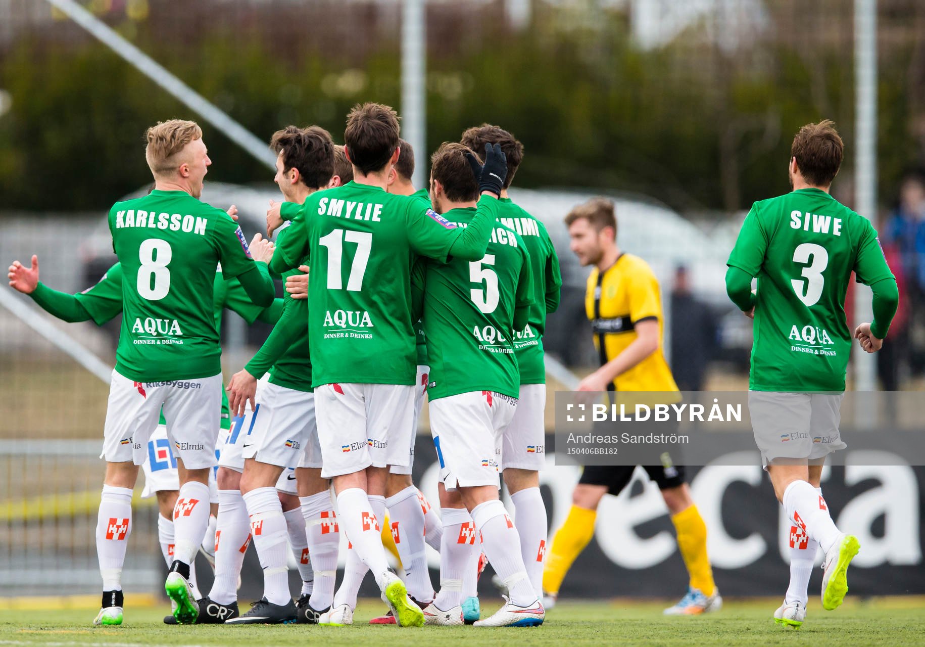 a vänster) gör 0-1 och gratuleras av lagkamrater