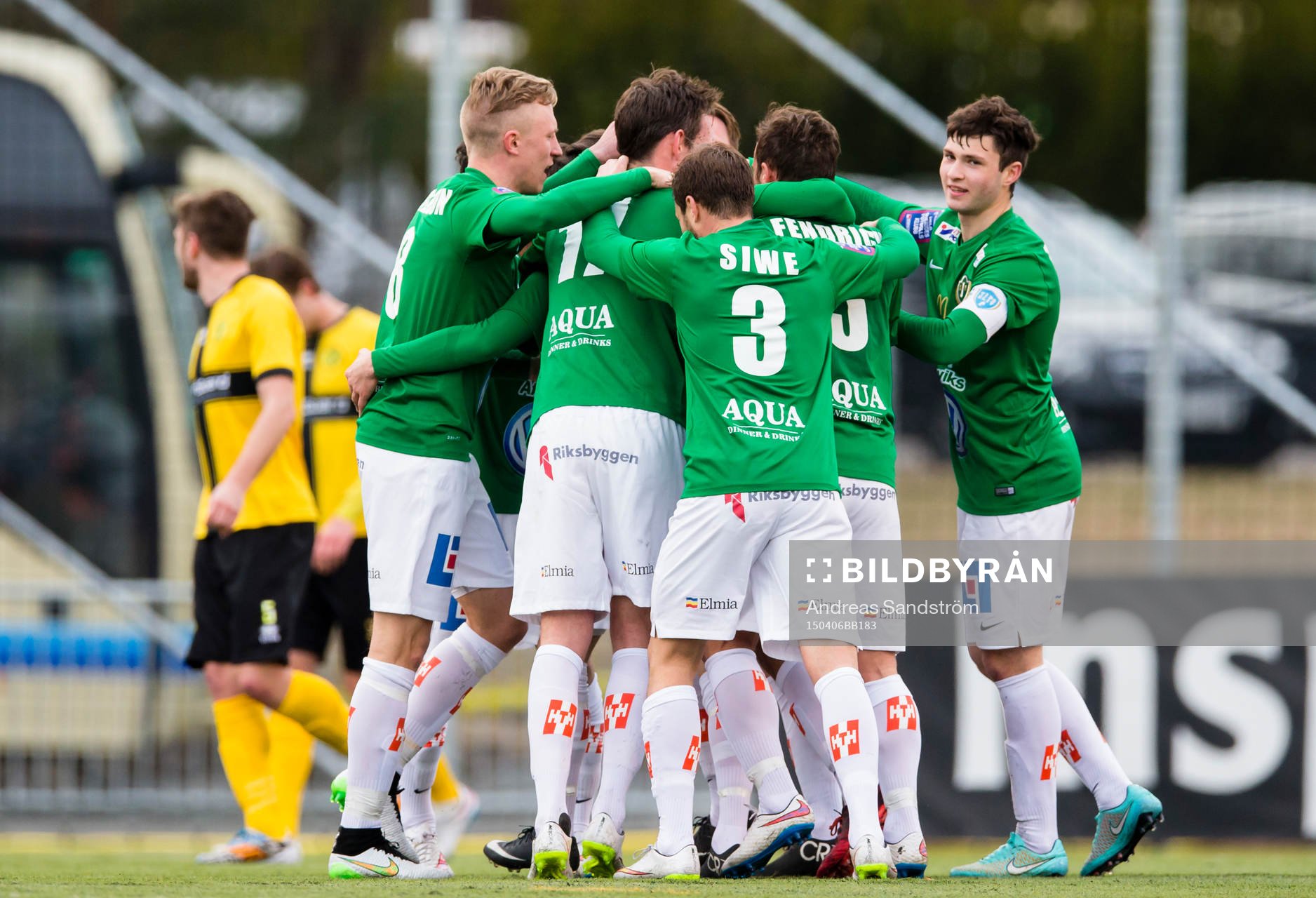 Jönköpings Södras Ronny Sabo gör 0-1 och gratuleras av