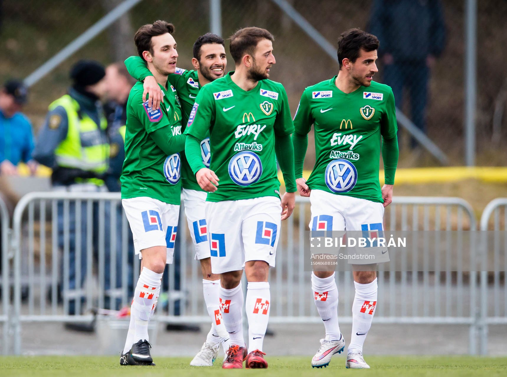Jönköpings Södras Ronny Sabo (v) gör 0-1 och gratuleras