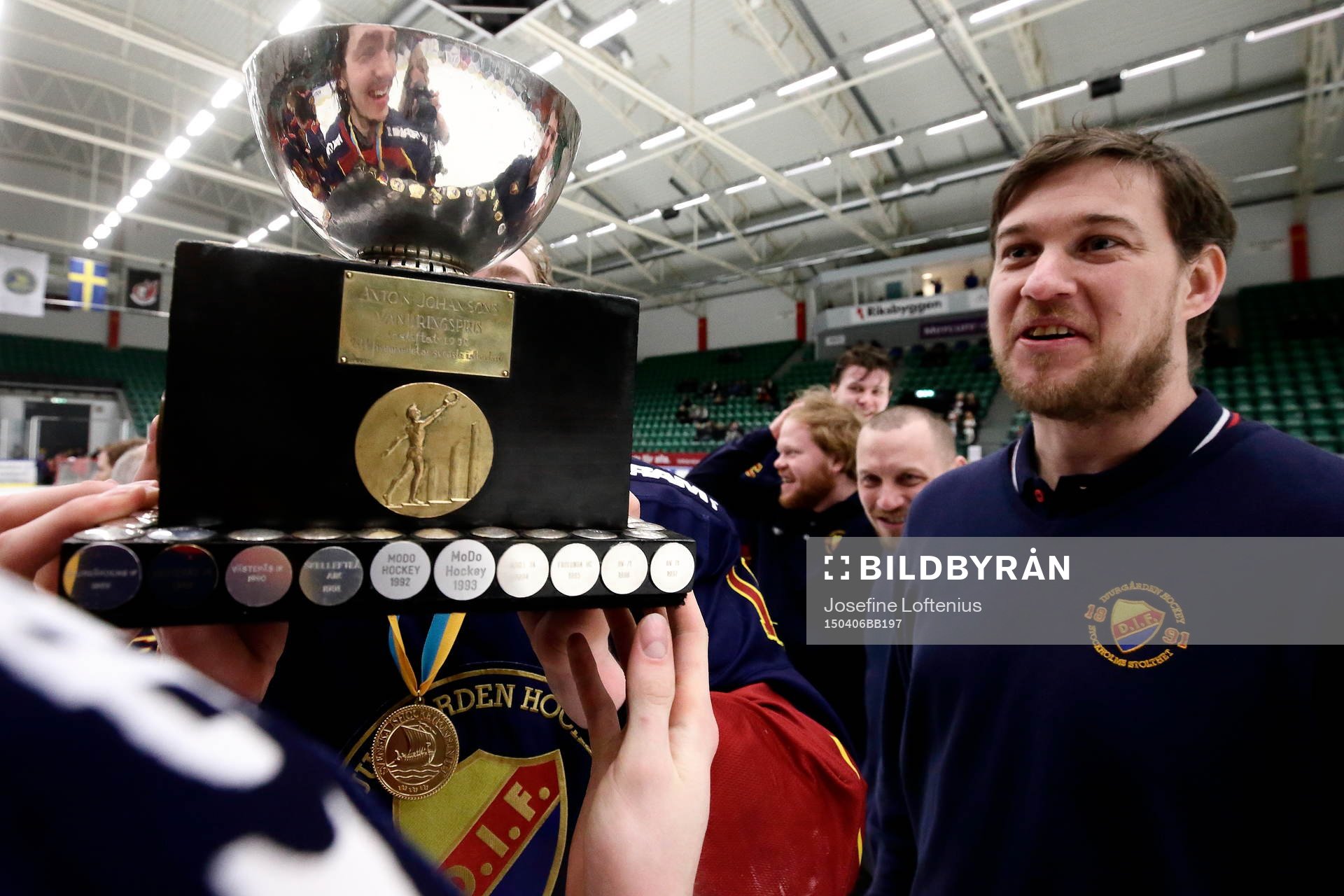 Djurgårdens tränare Patrik Klüft vid pokalen