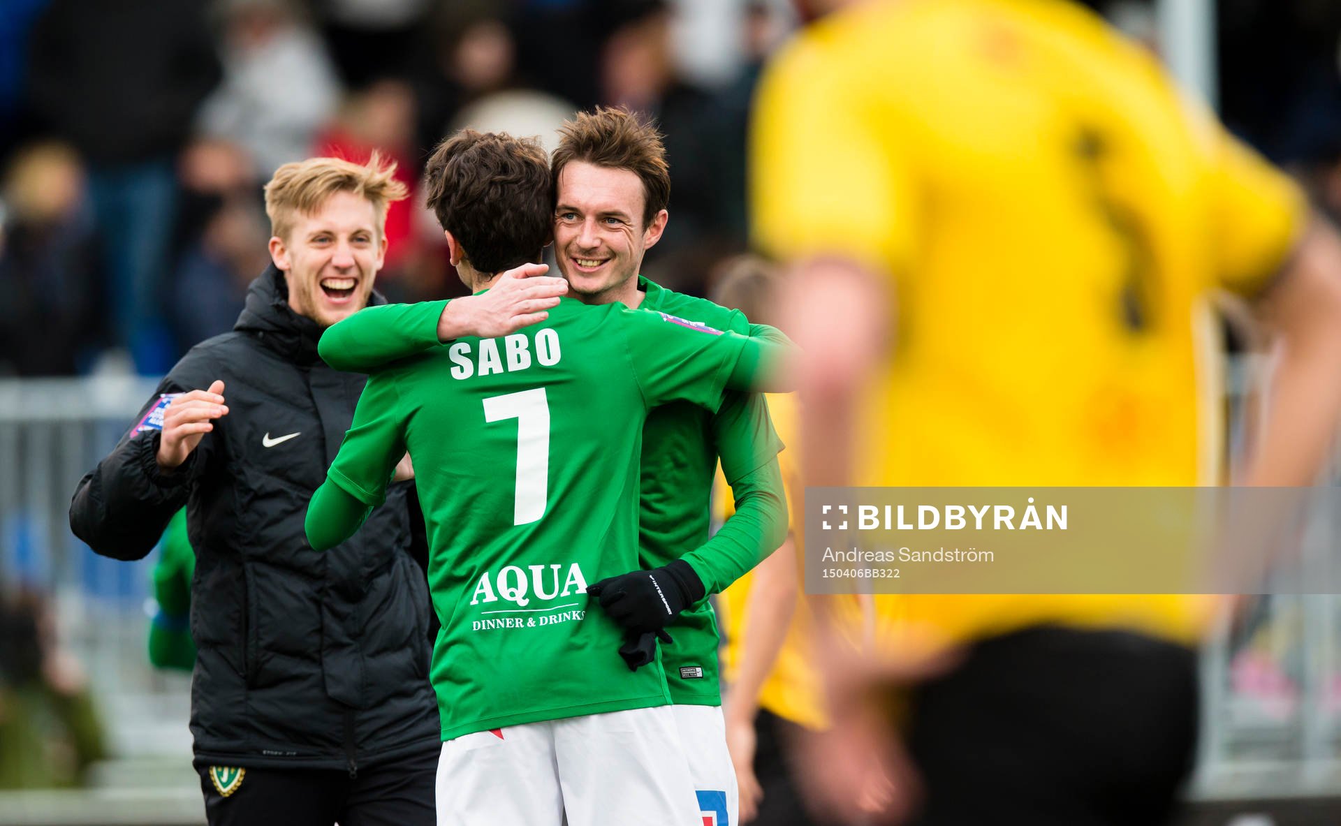 Jönköpings Södras Daryl Smylie (h) omfamnar målskytten