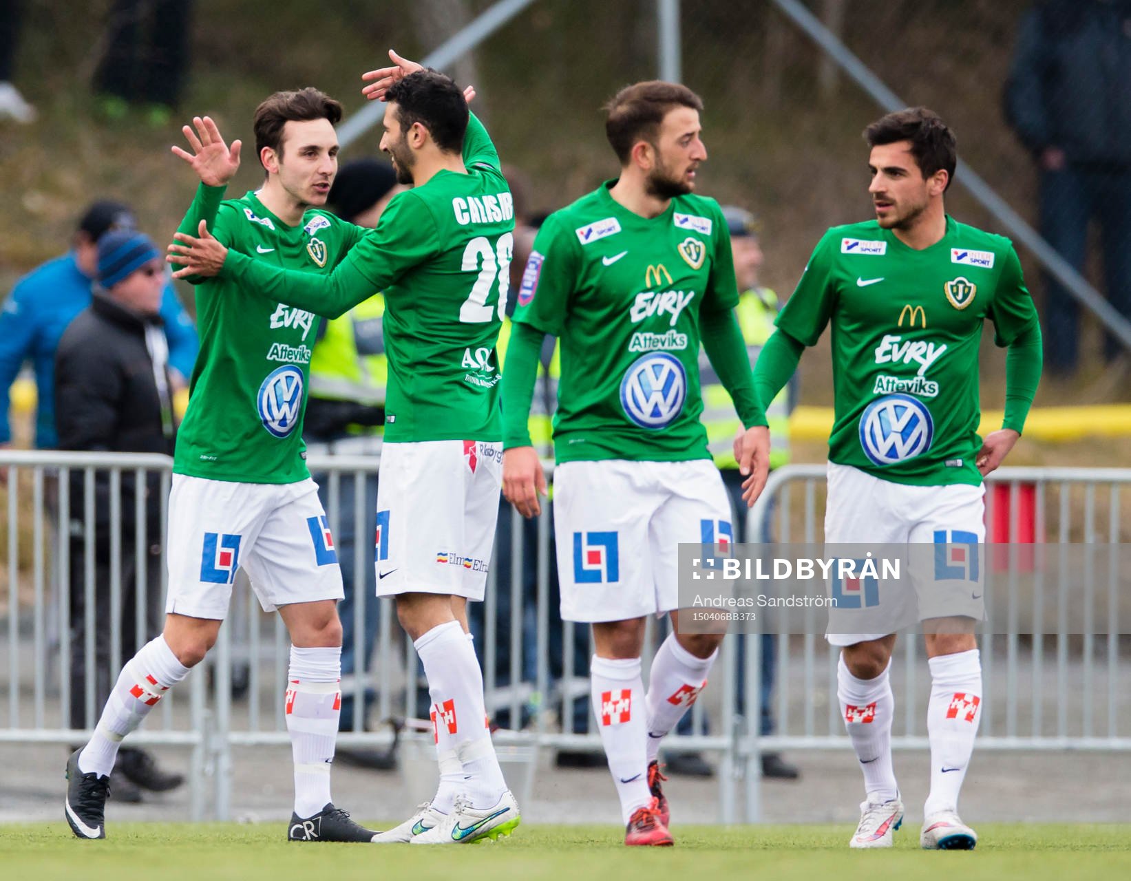 Jönköpings Södras Ronny Sabo (v) gör 0-1 och gratuleras