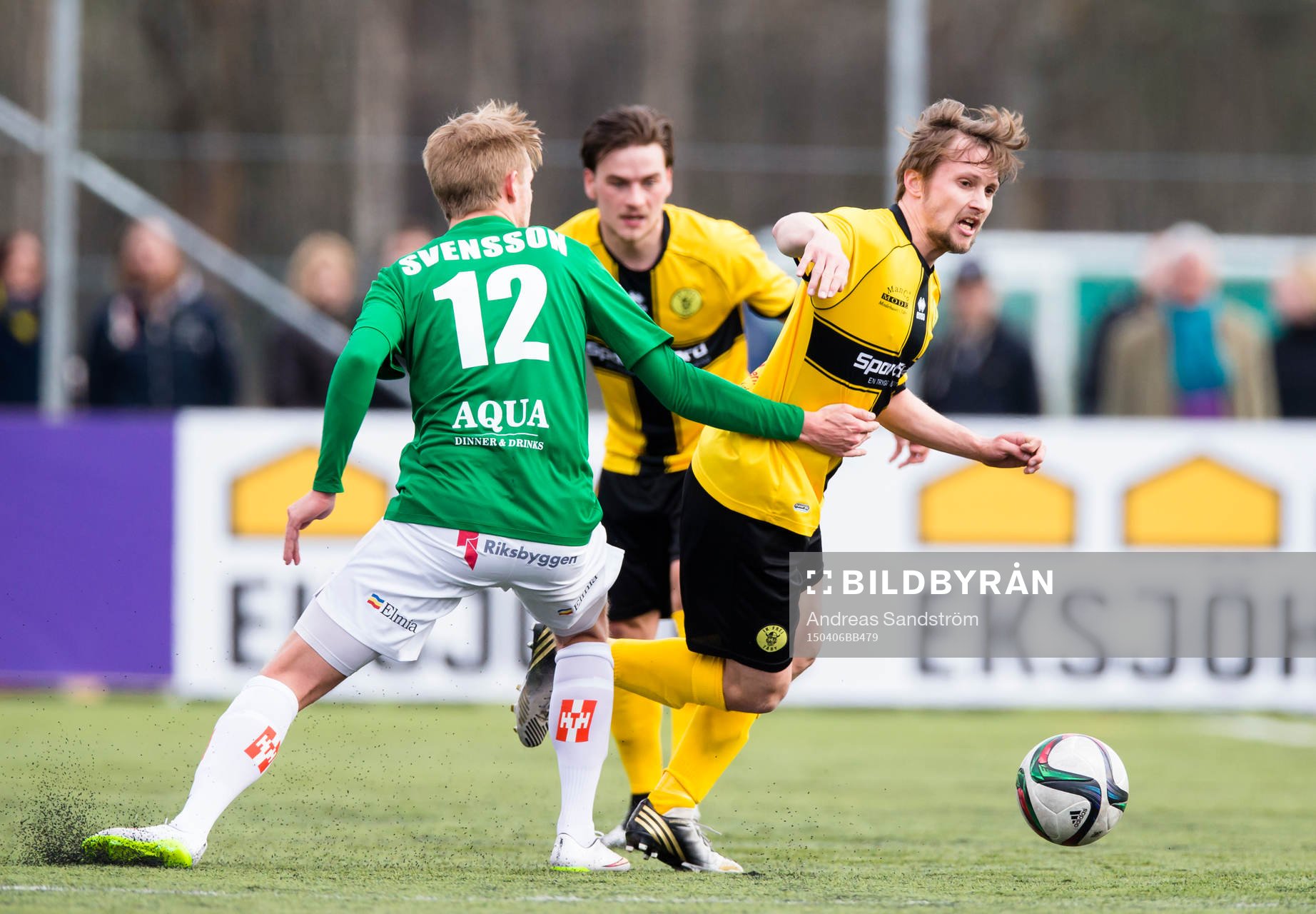 IK Frej Täbys Adam Gradén i kamp om bollen med