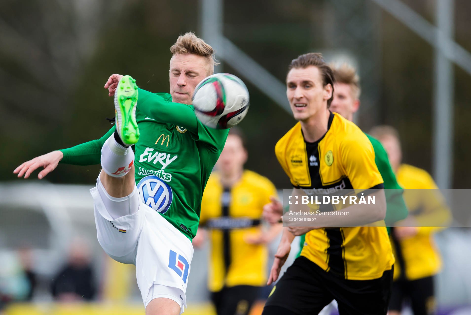 Jönköpings Södras Joakim Karlsson rensar undan bollen