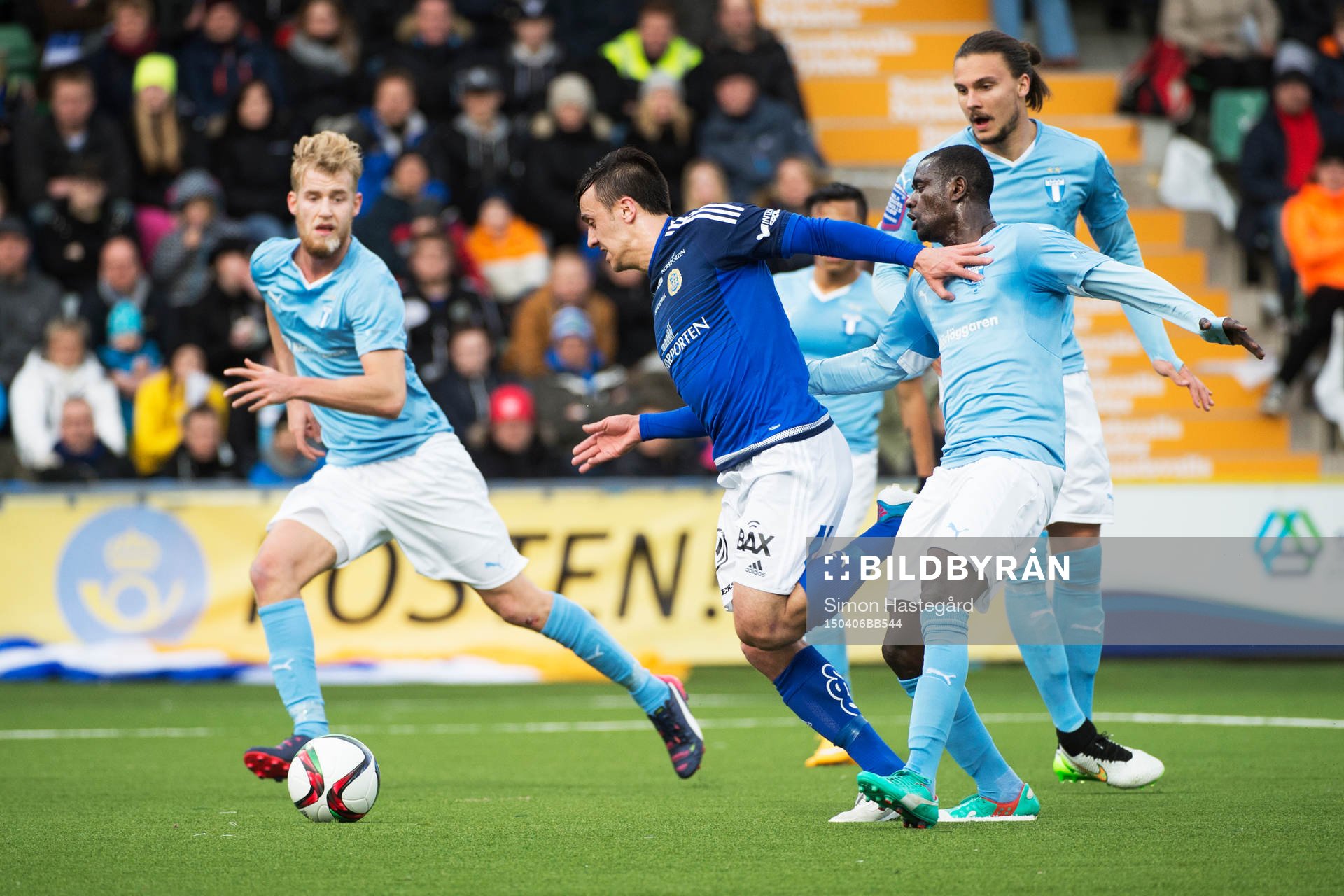 Malmö FFs Enock Kofi Adu drar ner Sundsvalls Adam Chennoufi