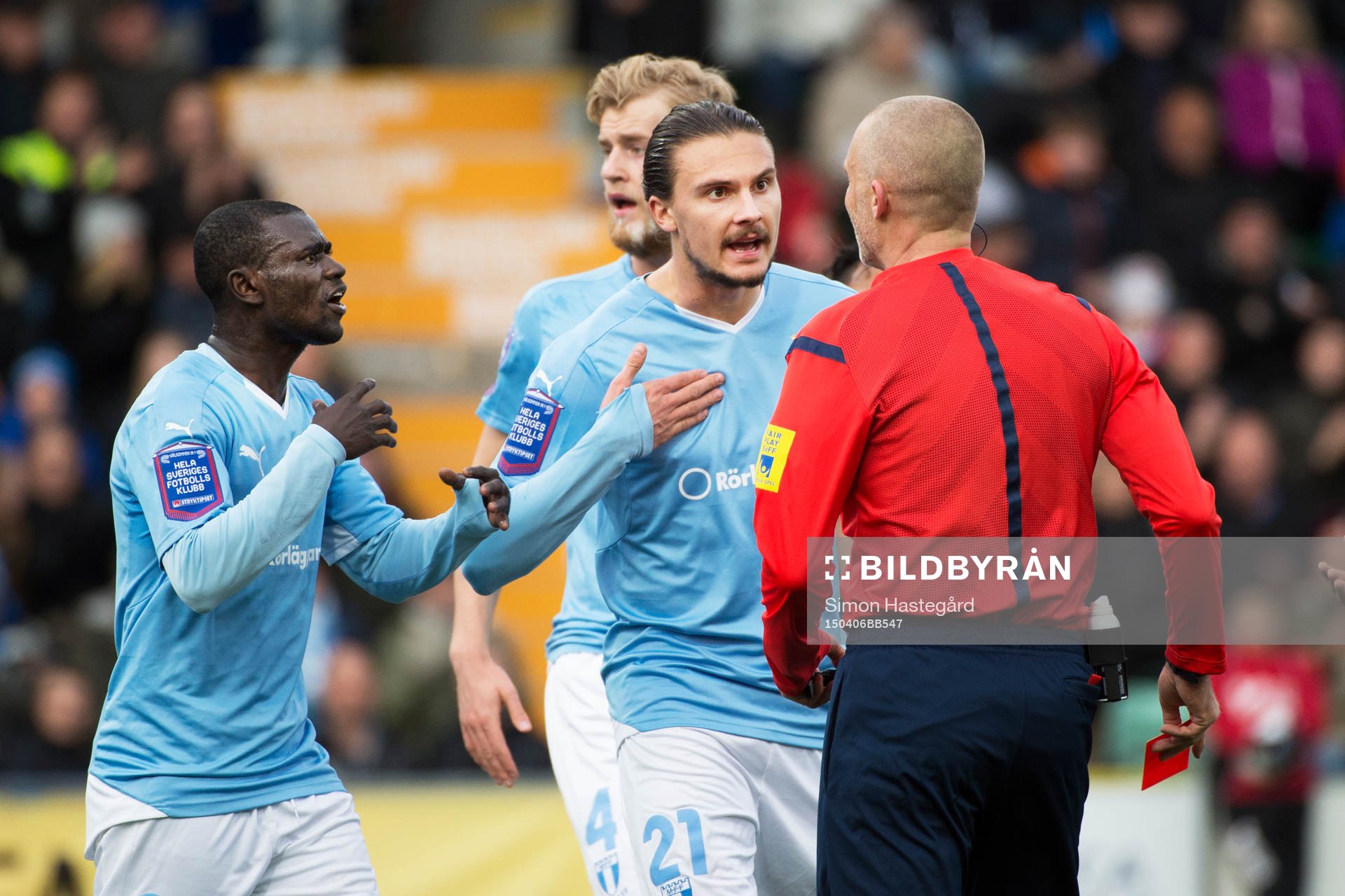 Malmö FFs Enock Kofi Adu och Erik Johansson i samtal med